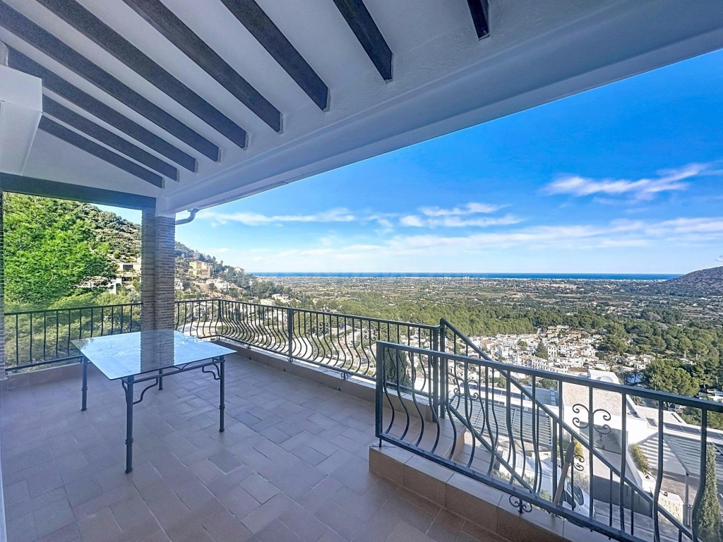 Villa 4 dormitorios en parcela amplia, zona segura La Sella