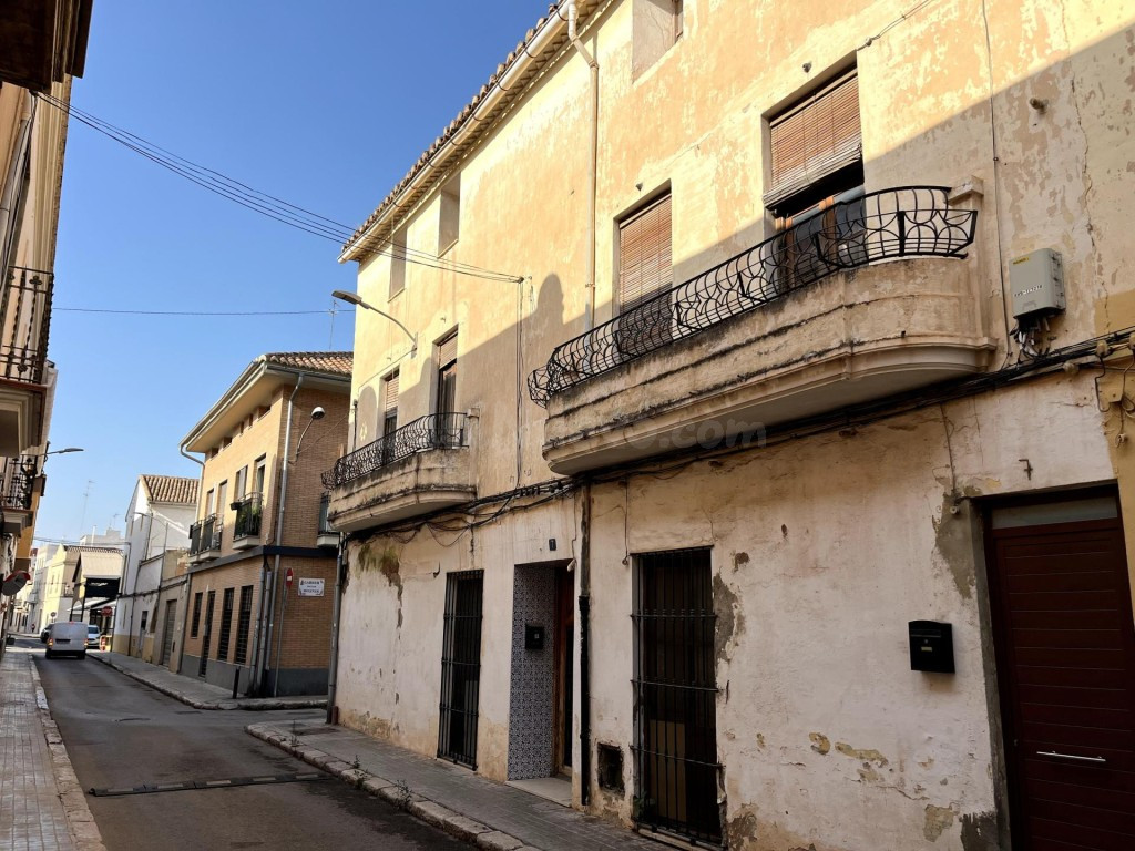 Casa señorial con historia y carácter en el corazón de Moncada.
