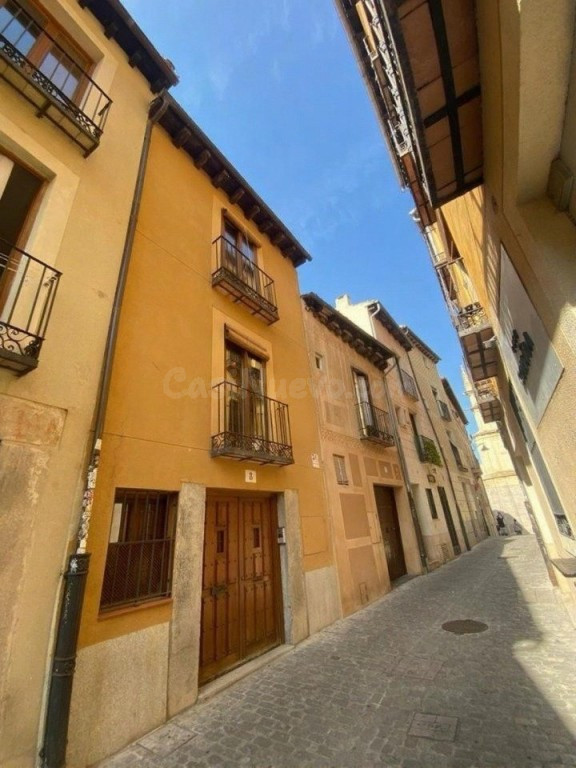 ESPECTACULAR EDIFICIO TOTALMENTE REFORMADO EN EL CENTRO DE SEGOVIA.