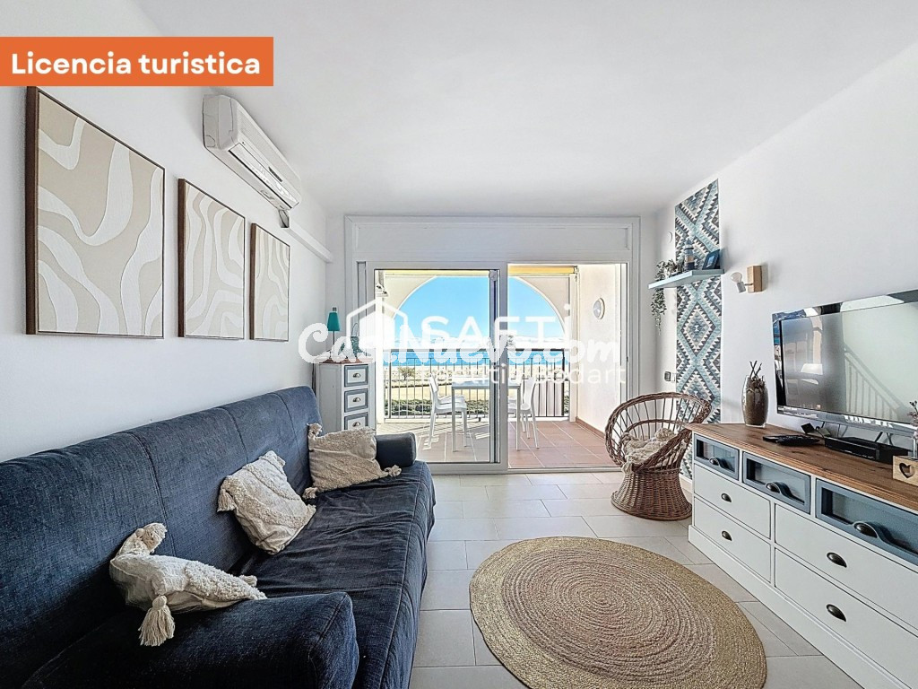 Magnífico pisoo renovado con terraza y licencia turística – Frente al mar