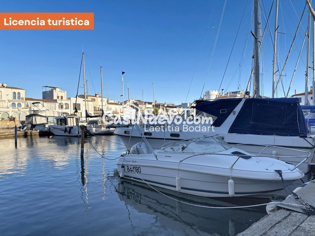 Encantador piso renovado con terraza y vistas al canal Empuriabrava