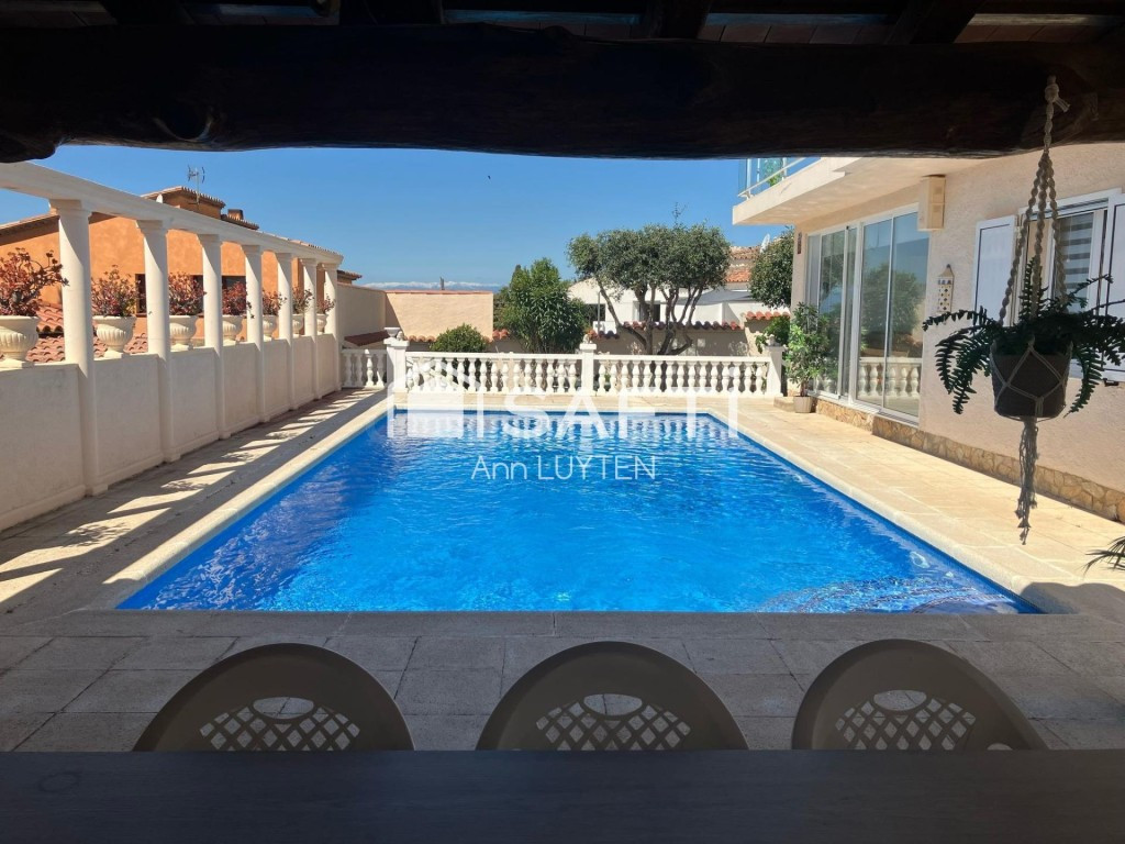 Casa con dos viviendas en venta Mas Fumats Roses