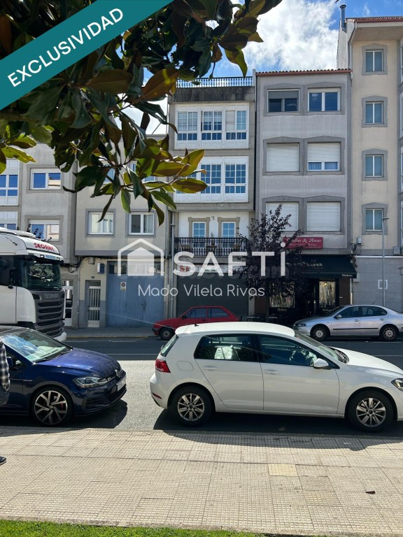 Venta de edificio en el centro de Melide de 3 niveles y 7 pisos los cuales incluido el bajo comercial están alquilados.