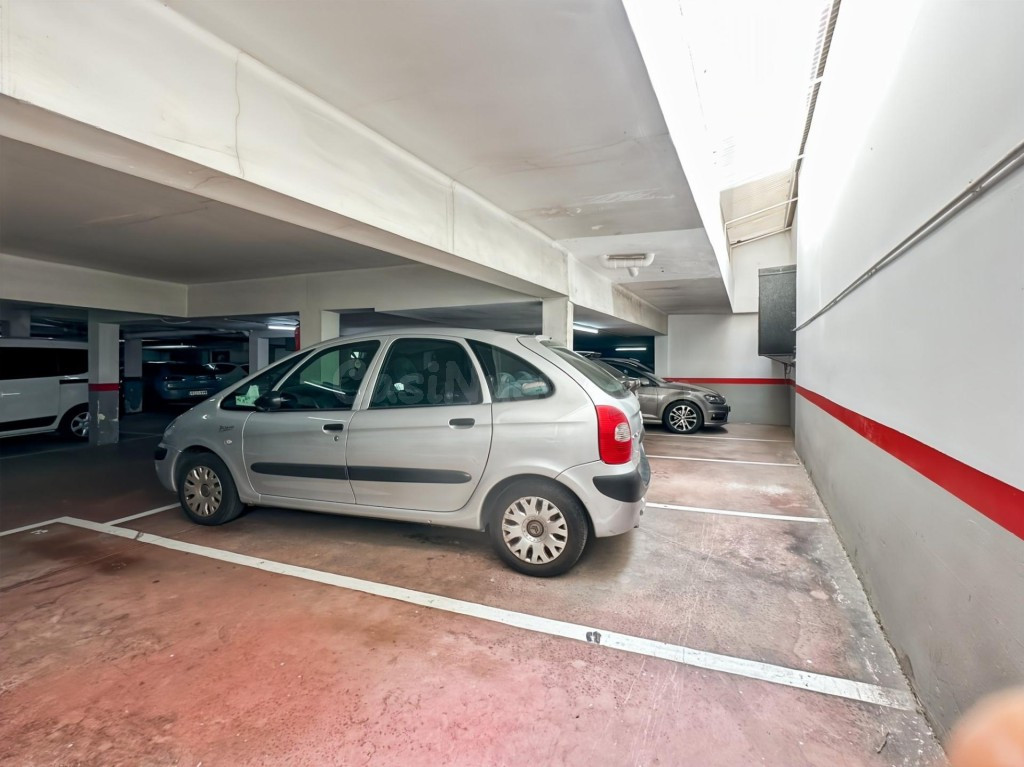 Parking amplio en Sant Andreu con extra espacio.