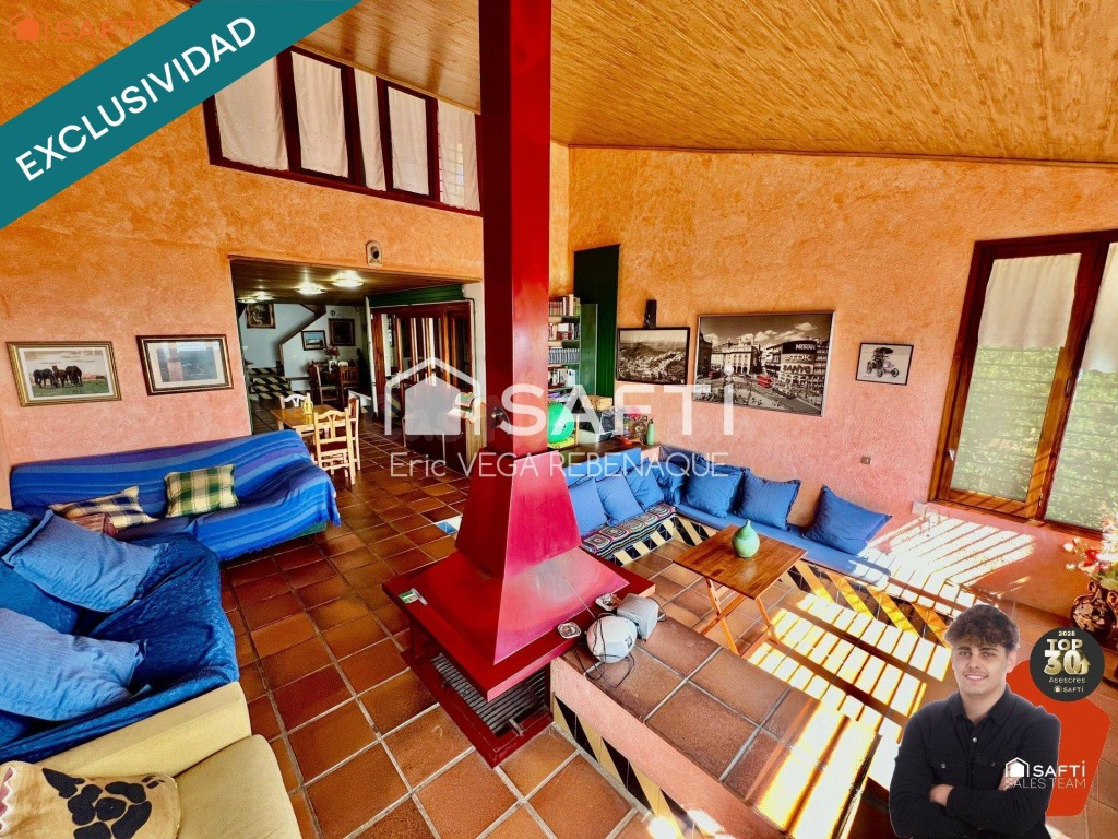 Casa de montaña con vistas panorámicas al mar.