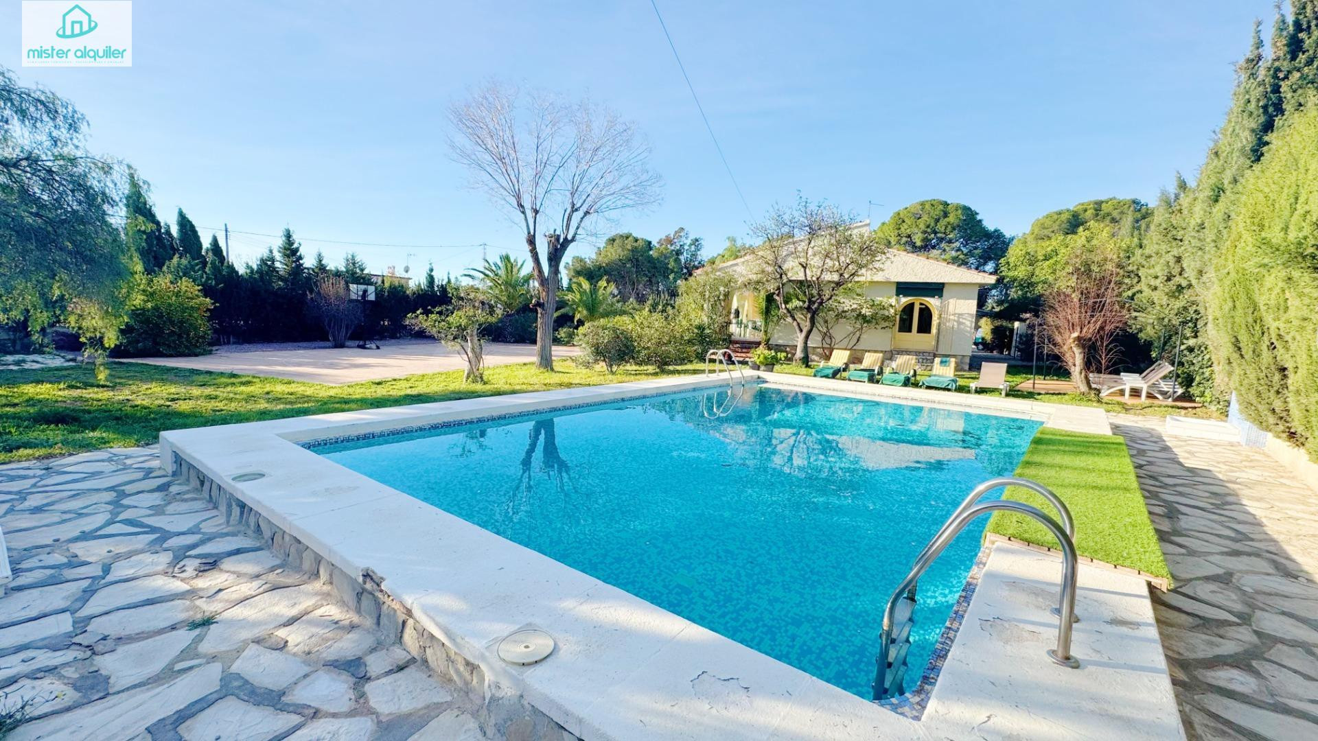 VIVIENDA EXCLUSIVA CON PISCINA, HUERTO Y PISTA PRIVADA DE BALONCESTO