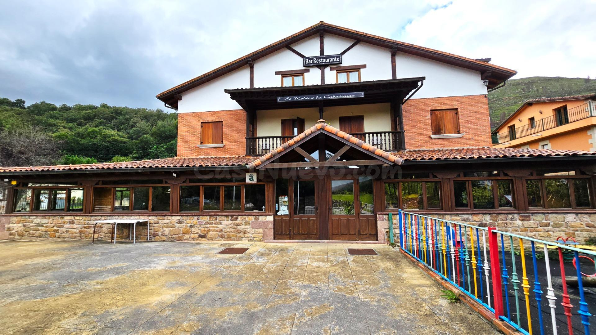 HOSTAL CON 20 habitaciones, COMEDORES PARA 150 COMENSALES, SALONES, DOS BARRAS, A MITAD DE PRECIO. SE PUEDE ABRIR AL DIA SIGUIENTE.