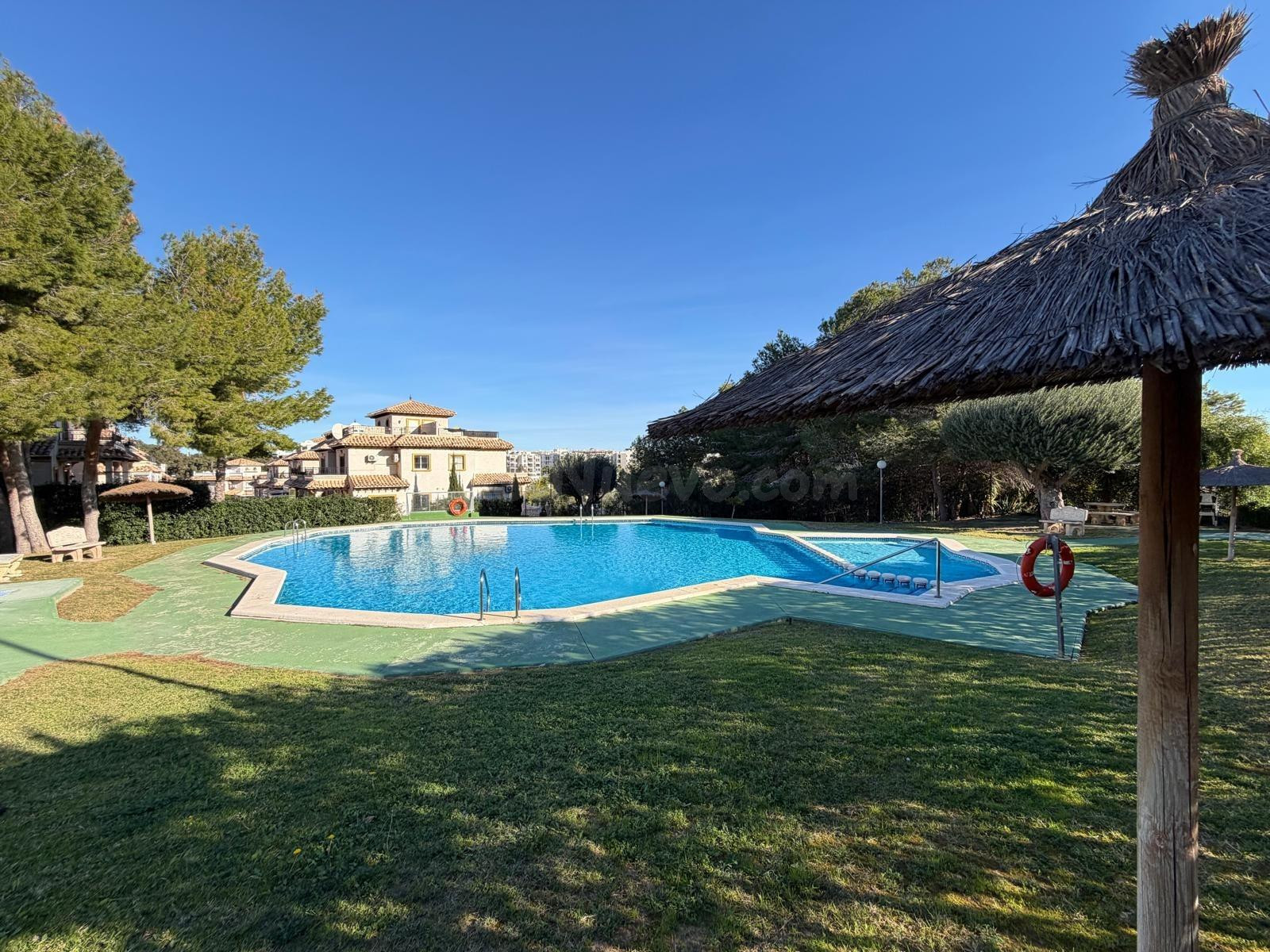 ADOSADO EN ORIHUELA COSTA "LAS FILIPINAS" CON GARAJE+TRASTERO. 2 DORM. 2 BAÑOS. CON PISCINA COMUNITARIA.