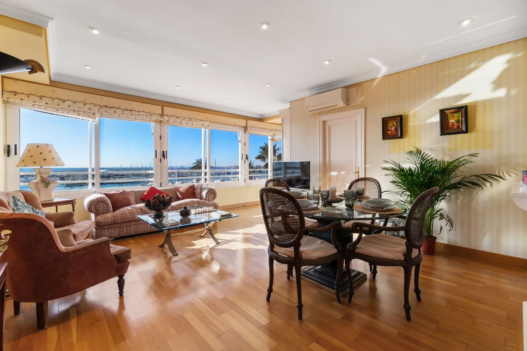 APARTAMENTO DE 4 DORMITORIOS Y 2 BAÑOS CON VISTAS AL MAR EN TORREVIEJA