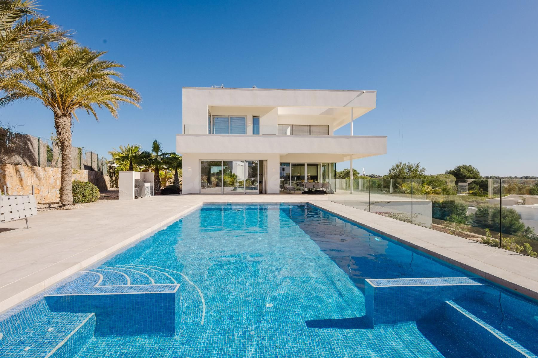 VILLA DE 5 DORMITORIOS Y 6 BAÑOS CON PISCINA PRIVADA EN LAS COLINAS GOLF (ORIHUELA COSTA)