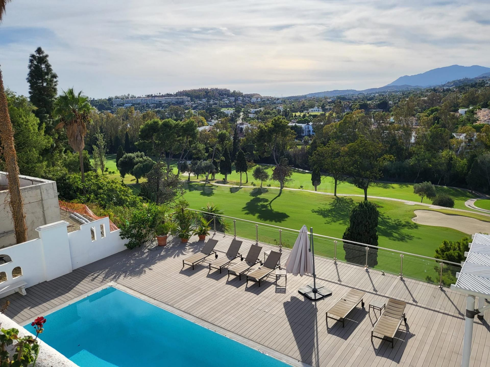 Villa en venta en Aloha Golf, Nueva Andalucía – 6 dormitorios, piscina privada y vistas al mar