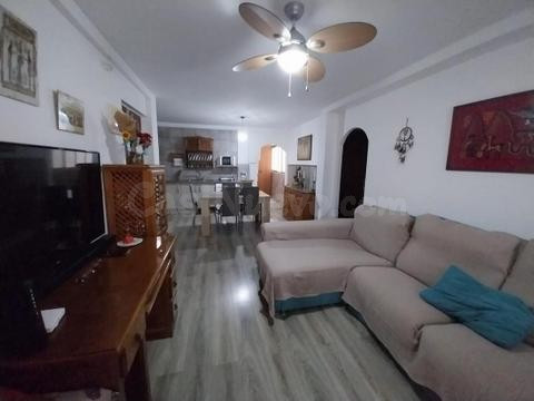 SE VENDE COQUETO PISO DE 75 M2, REFORMADO , EN EL CENTRO DE ESTEPONA.