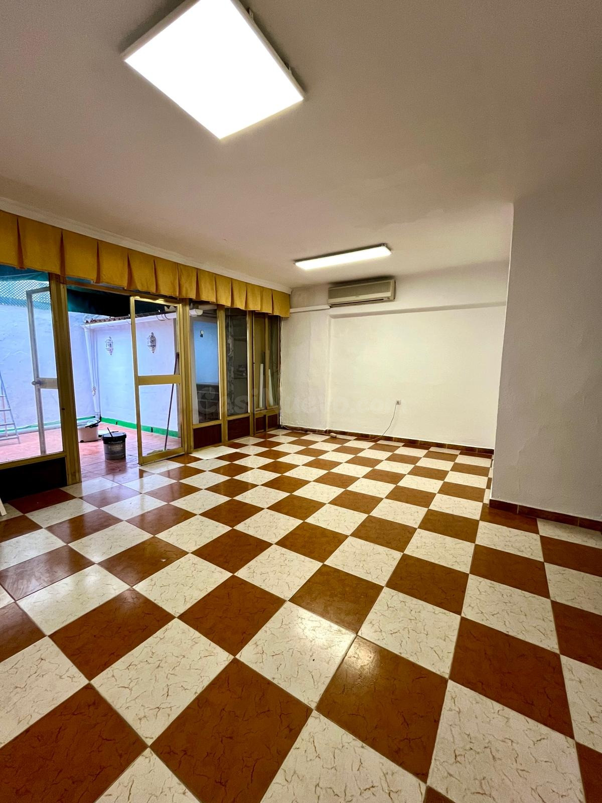 A.  Piso de una habitación (antes tres), con patio privado de 18 m2 y garaje incluido, en la zona de Ciudad Jardín –