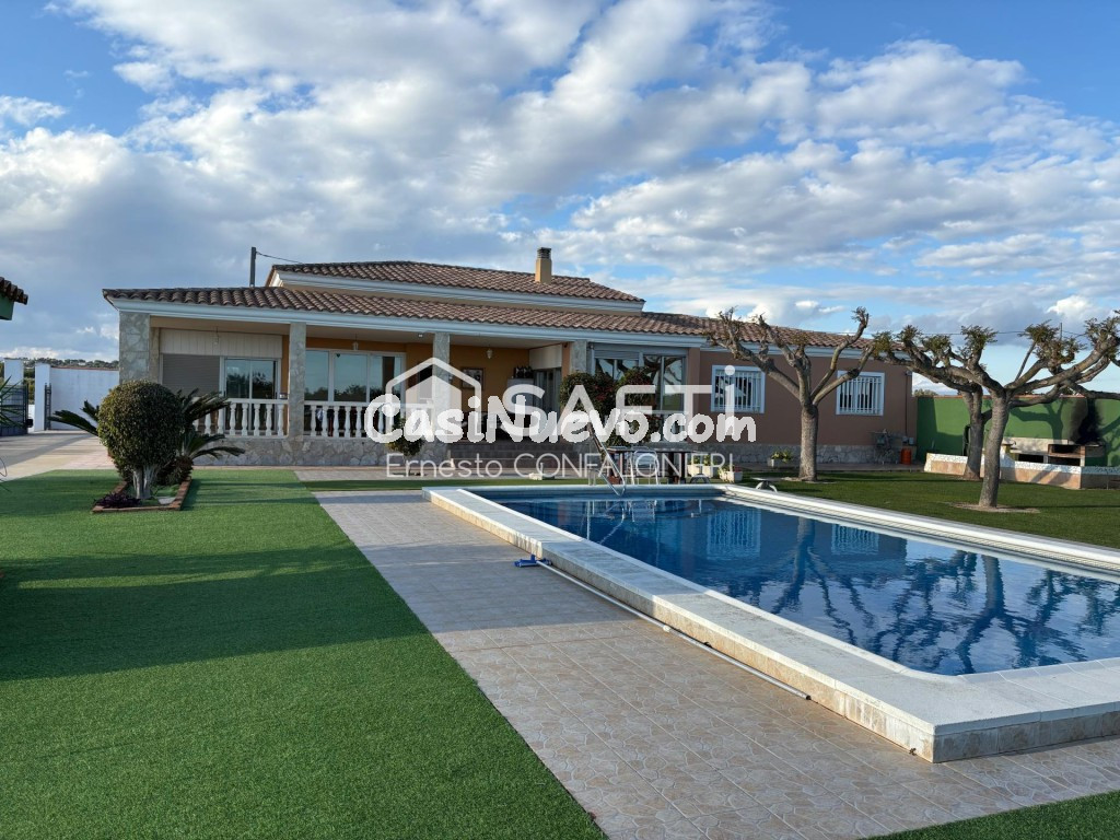 Chalet en finca rústica con gran terreno y produccion de naranjos