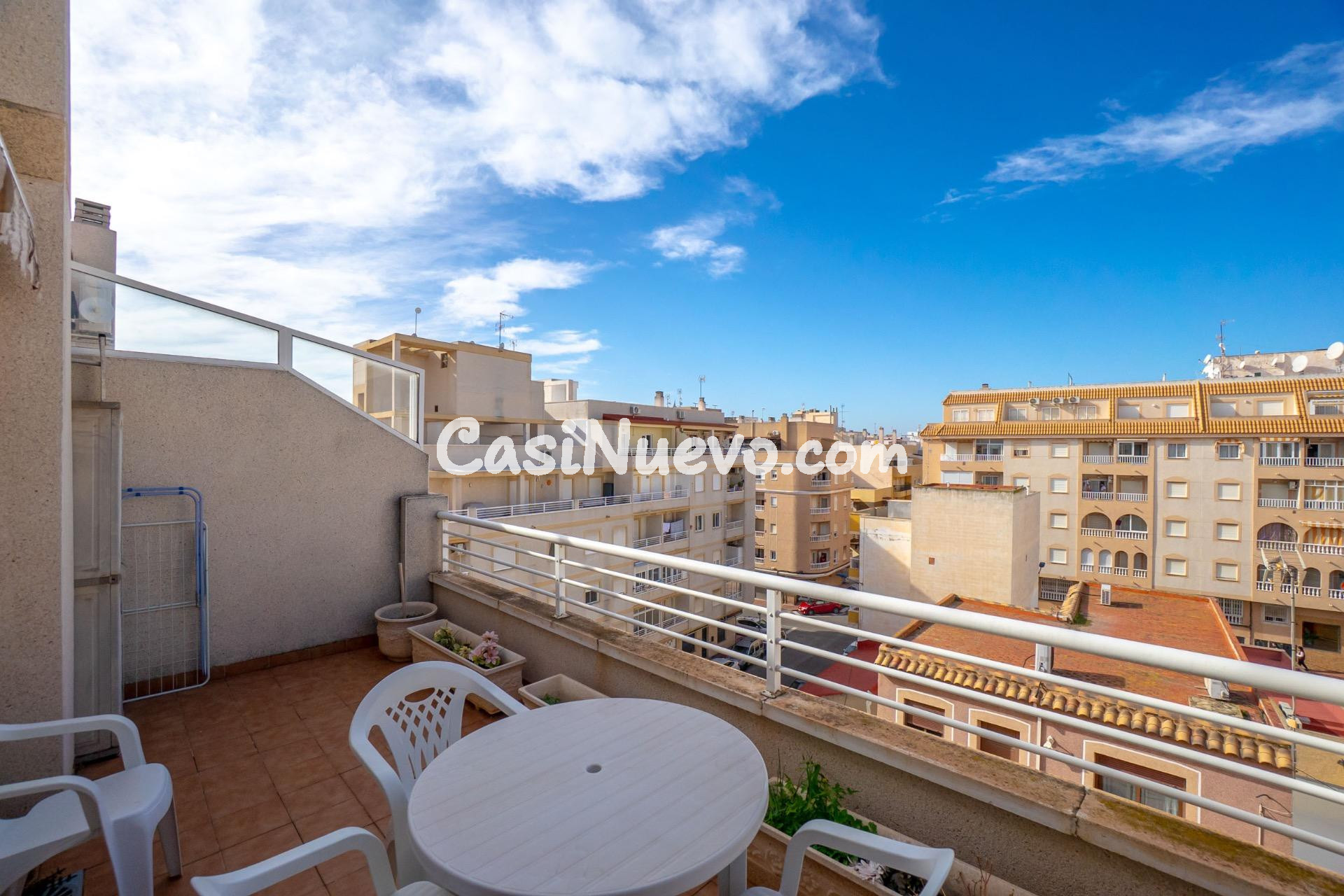 Apartamento de 1 dormitorio en última planta con amplia terraza en Torrevieja