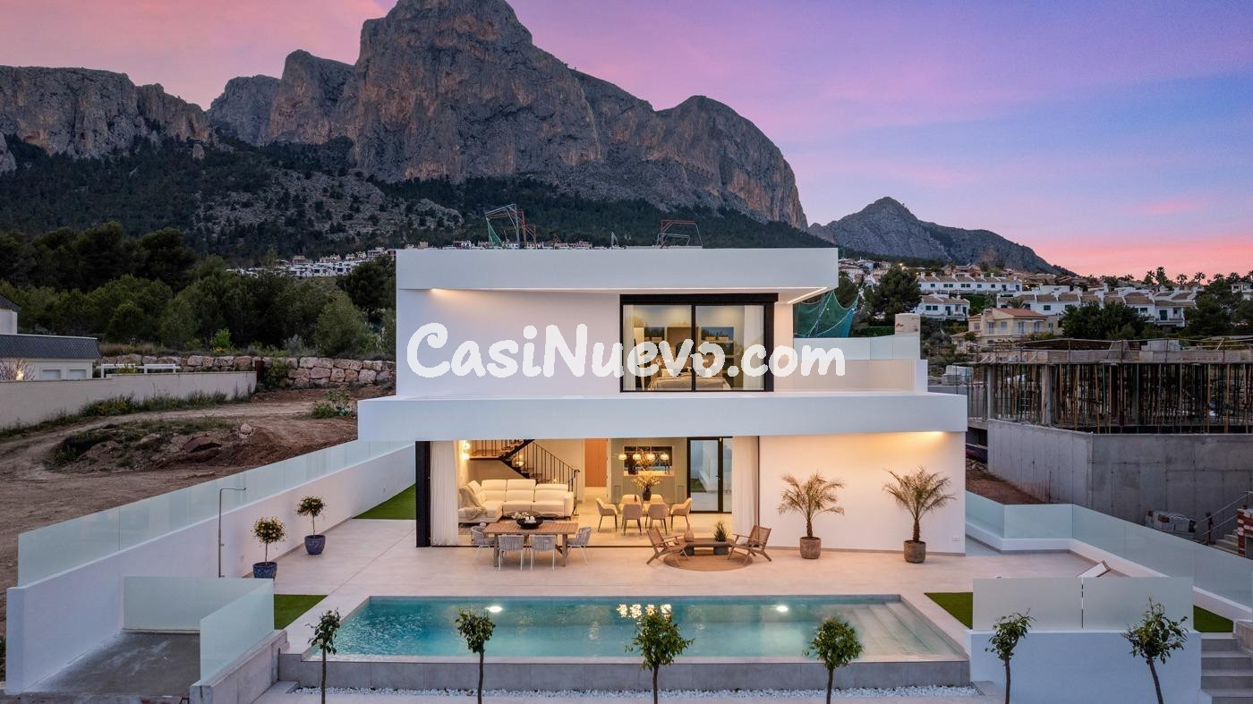 Villa de obra nueva de 3 dormitorios en Polop con piscina privada
