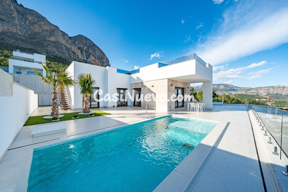 Impresionante villa de obra nueva en Polop con vistas al mar, amplia parcela y piscina privada