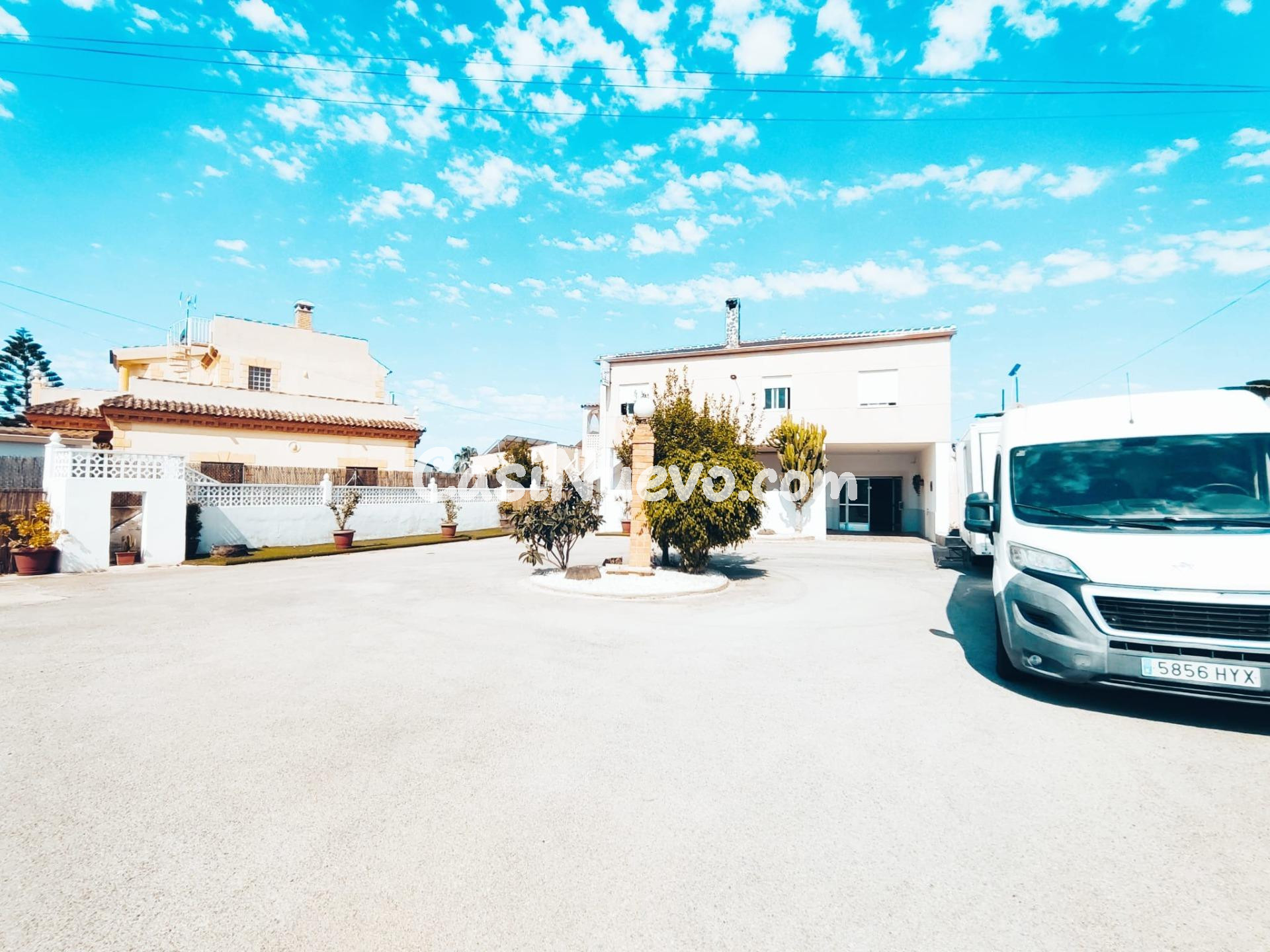 Fantástica parcela con casa dividida en varios inmuebles independientes en Urbanización La Marina