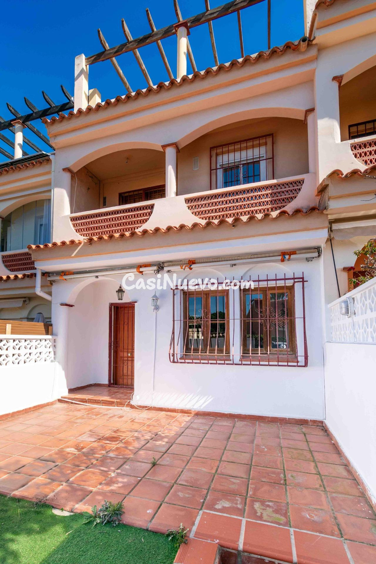 Chalet adosado de 3 dormitorios, solarium y piscina a 600m del centro del Albir
