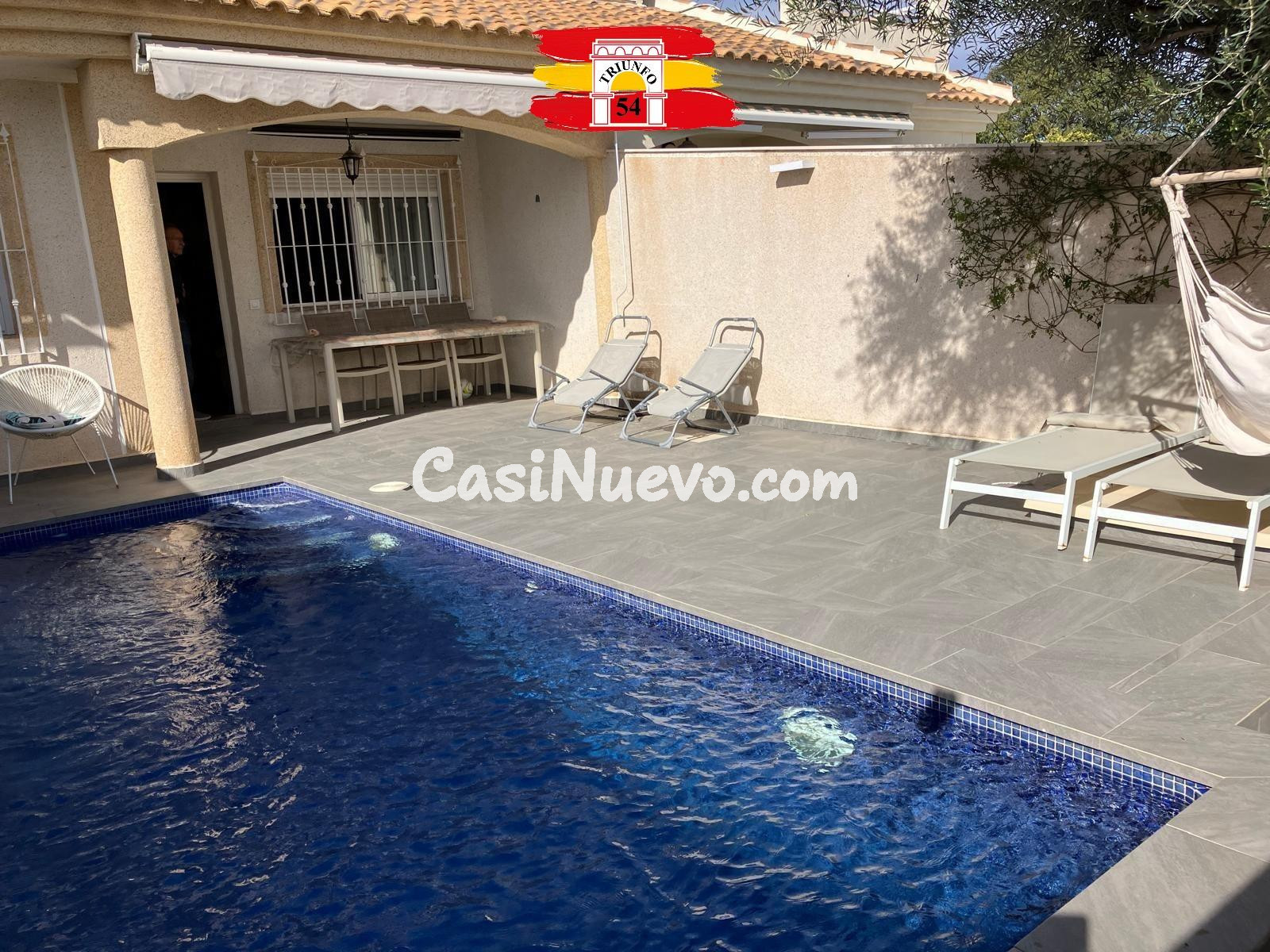 Chalet pareado con piscina privada en Torre de la Horadada
