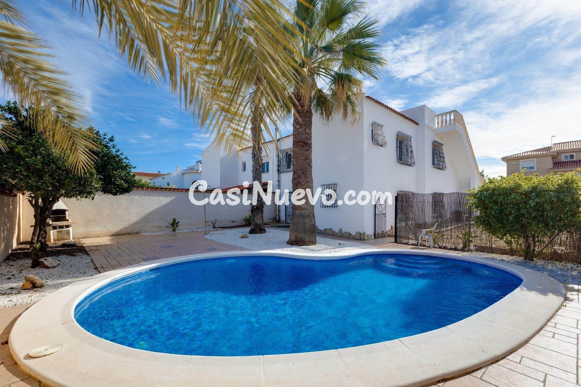 Chalet en El Chaparral, Torrevieja con parcela de 400 m2, piscina privada y vistas a las salinas