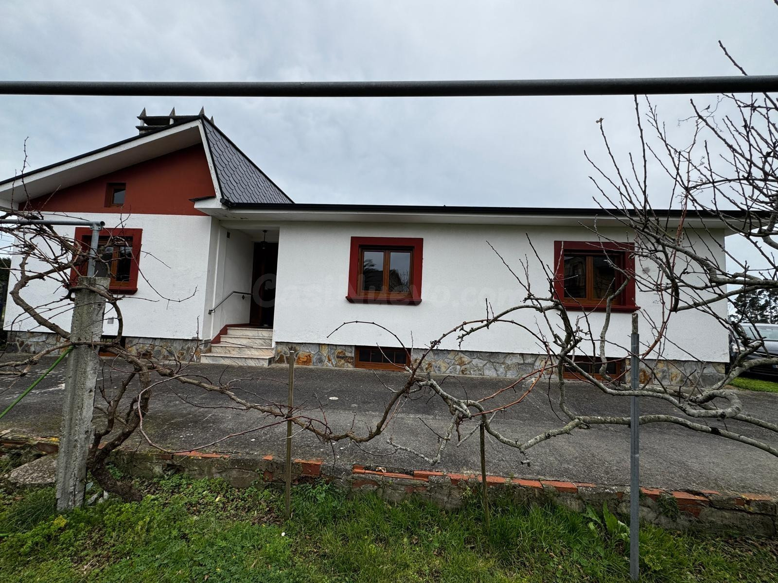 Chalet con finca edificable de 8000 m2 en La Caridad, a un kilómetro de la Playa de Pormenande