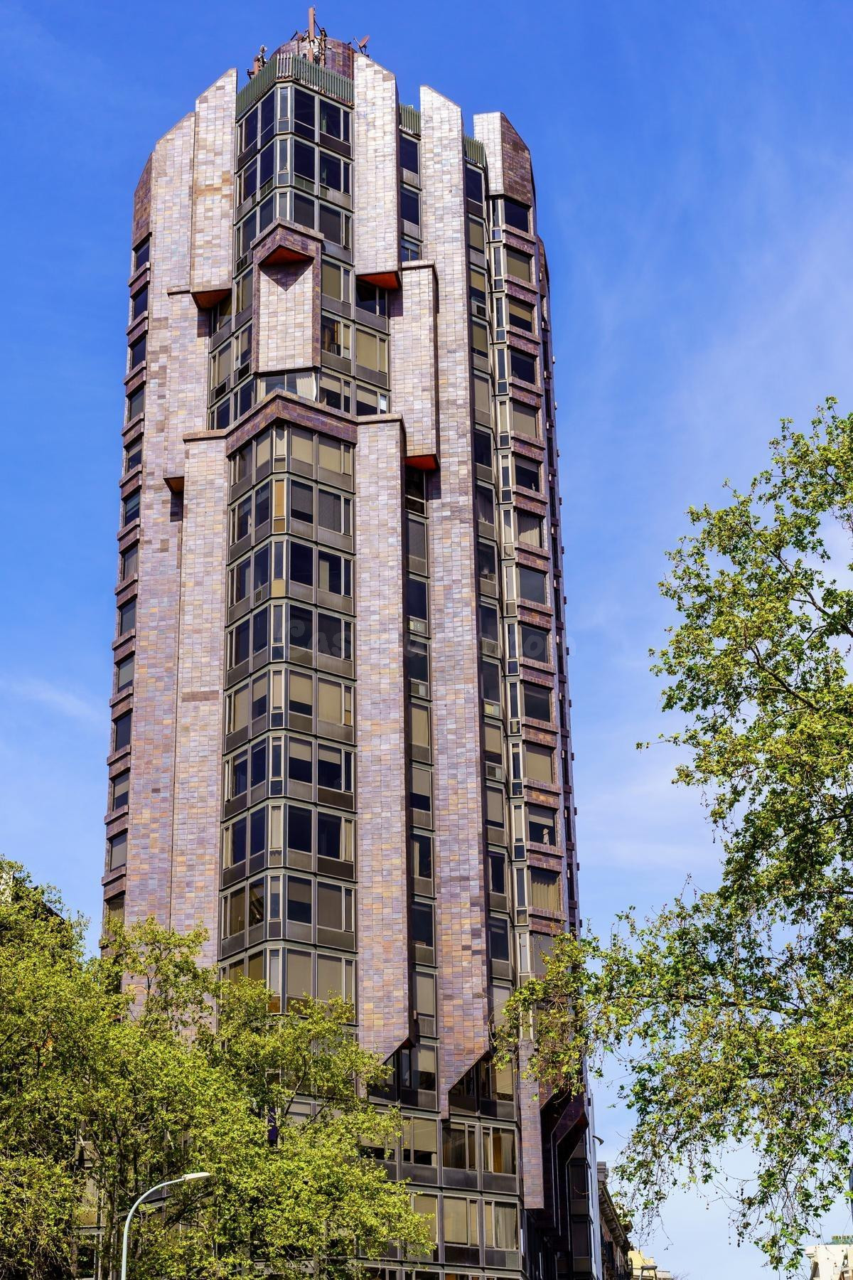 Oficina en Venta en Torre Urquinaona – Planta Alta con Vistas Espectaculares