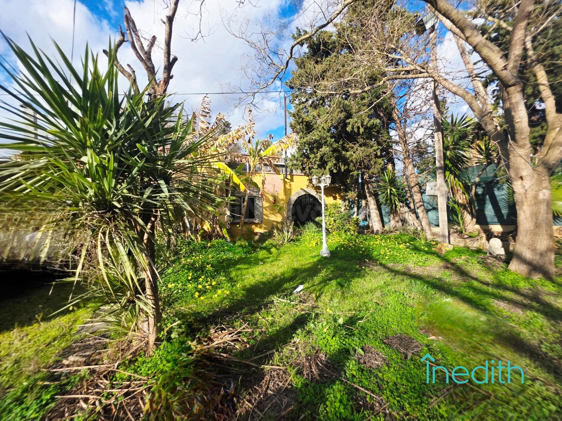 Casa en gran parcela de 6.500 m2 rodeada de tierras rústicas en Gava. Oportunidad.