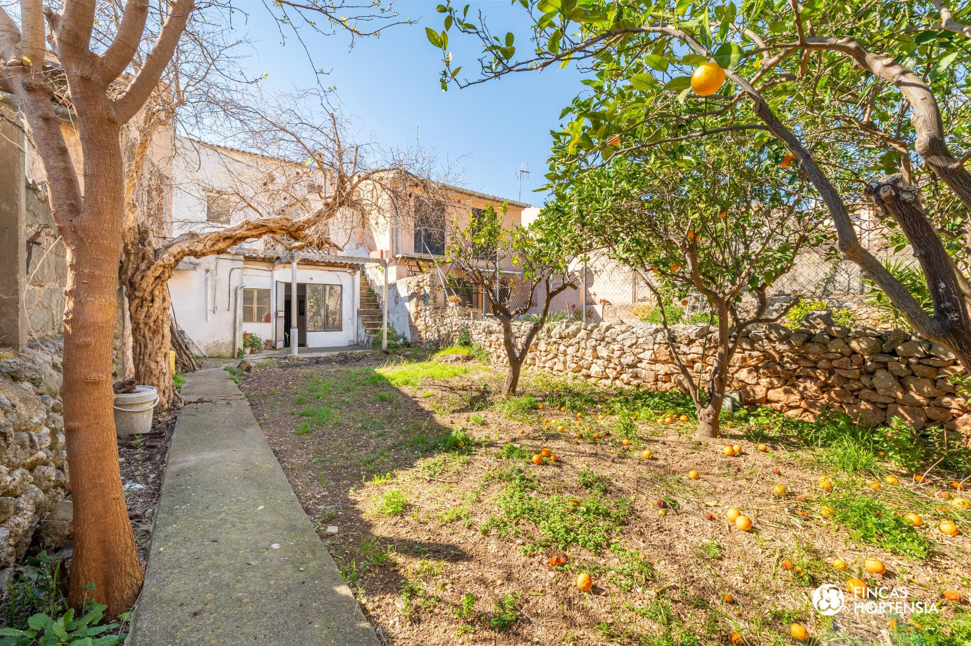 Casa a reformar con jardín grande