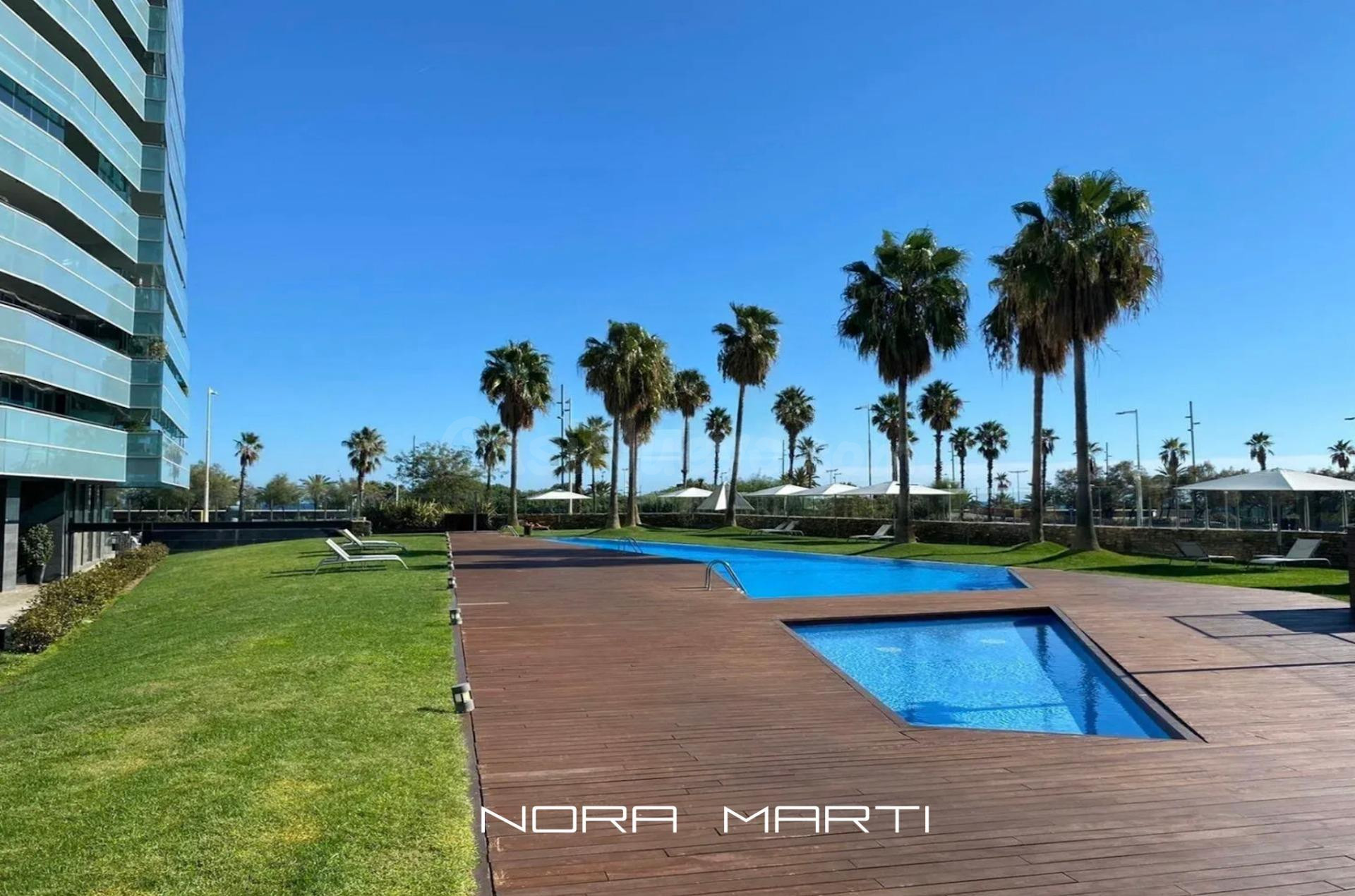 En venta piso con terraza de 45m2 con vistas al mar en La Illa del Mar, Barcelona