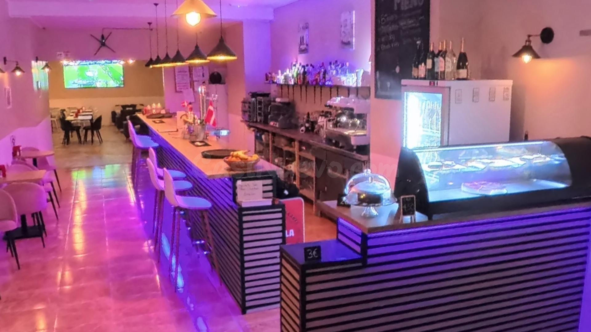 Negocio de Hostelería en Traspaso – Gran Superficie, Alquiler Competitivo, Concepto Llave en Mano