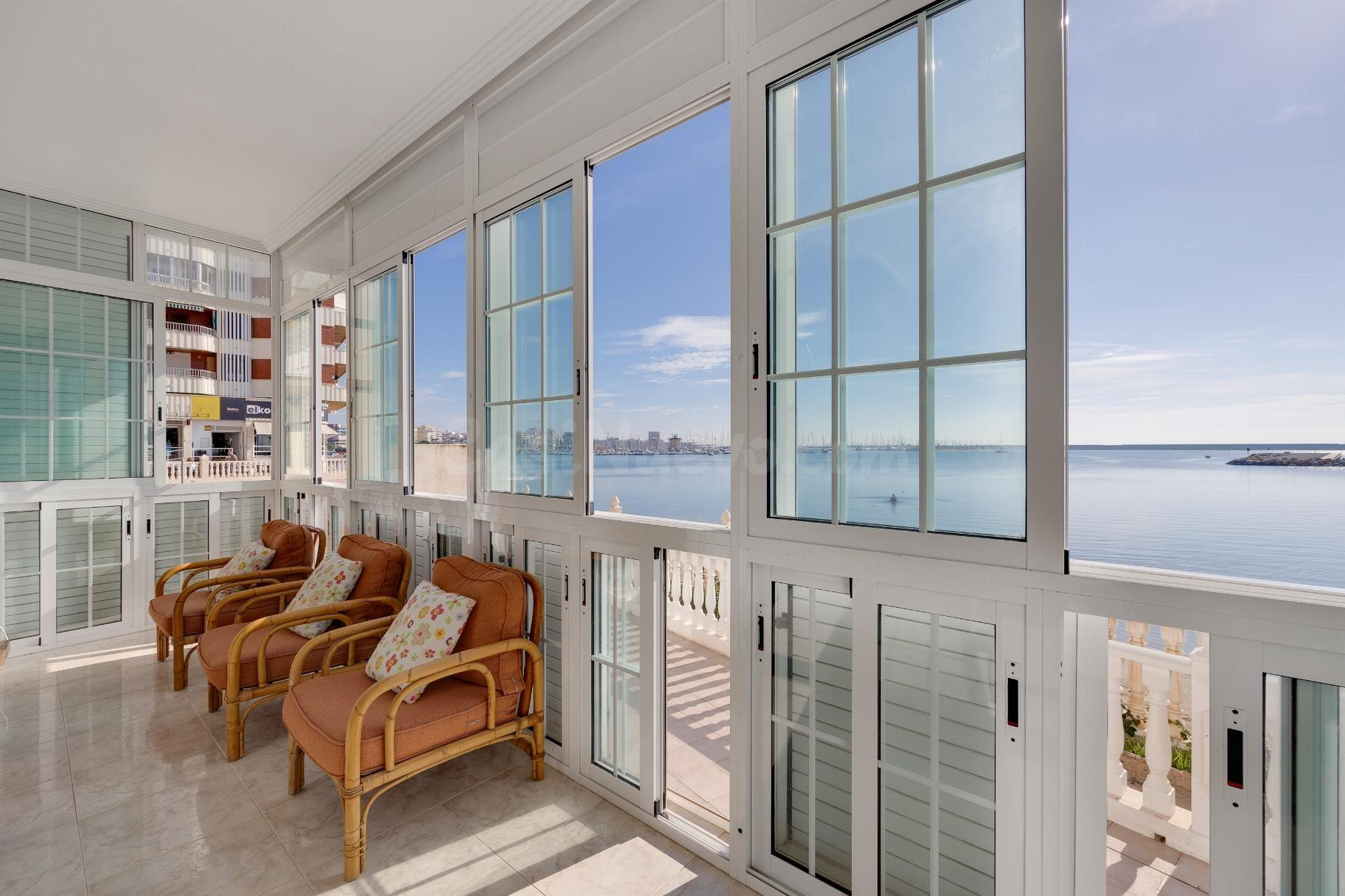 Primera línea con terraza de 38 m2 y vistas panorámicas en Torrevieja