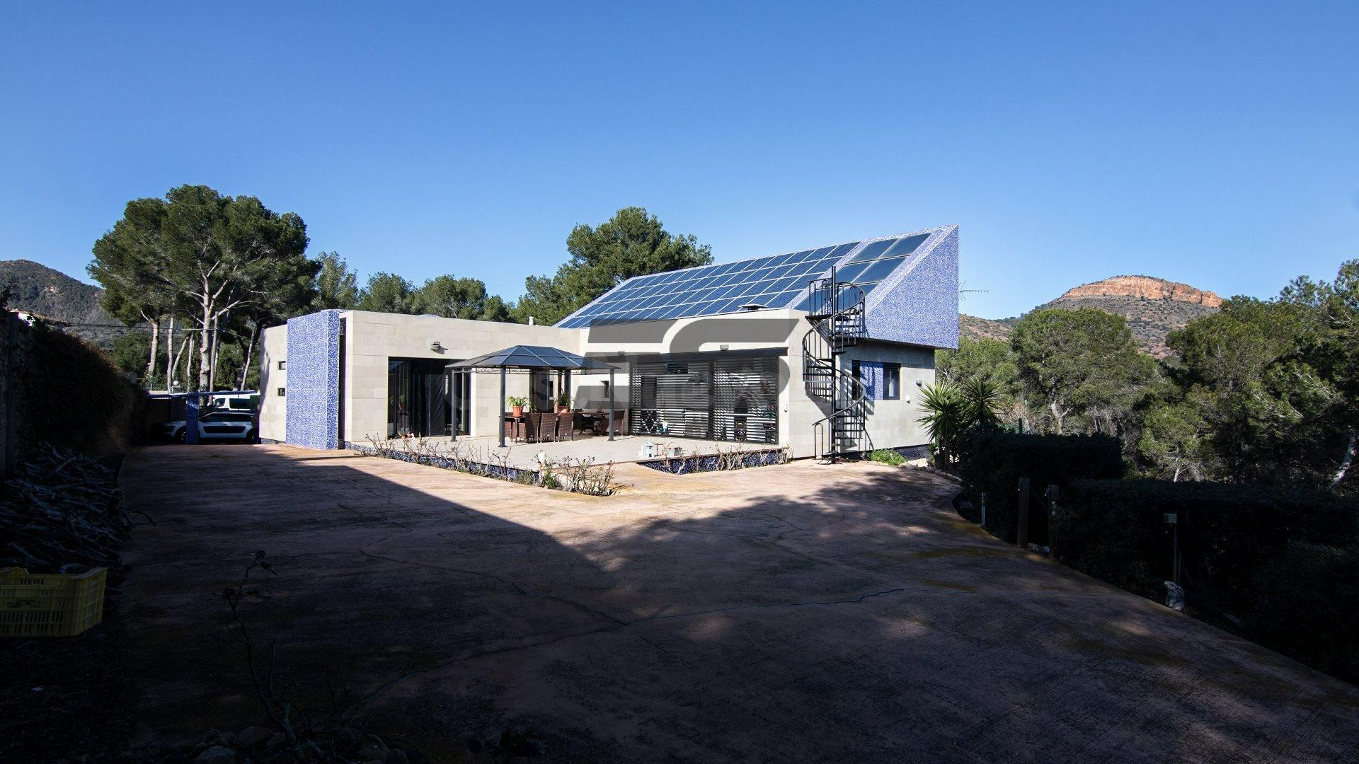 Exclusivo chalet en plena naturaleza con piscina, gran terreno y energía renovable en Gilet