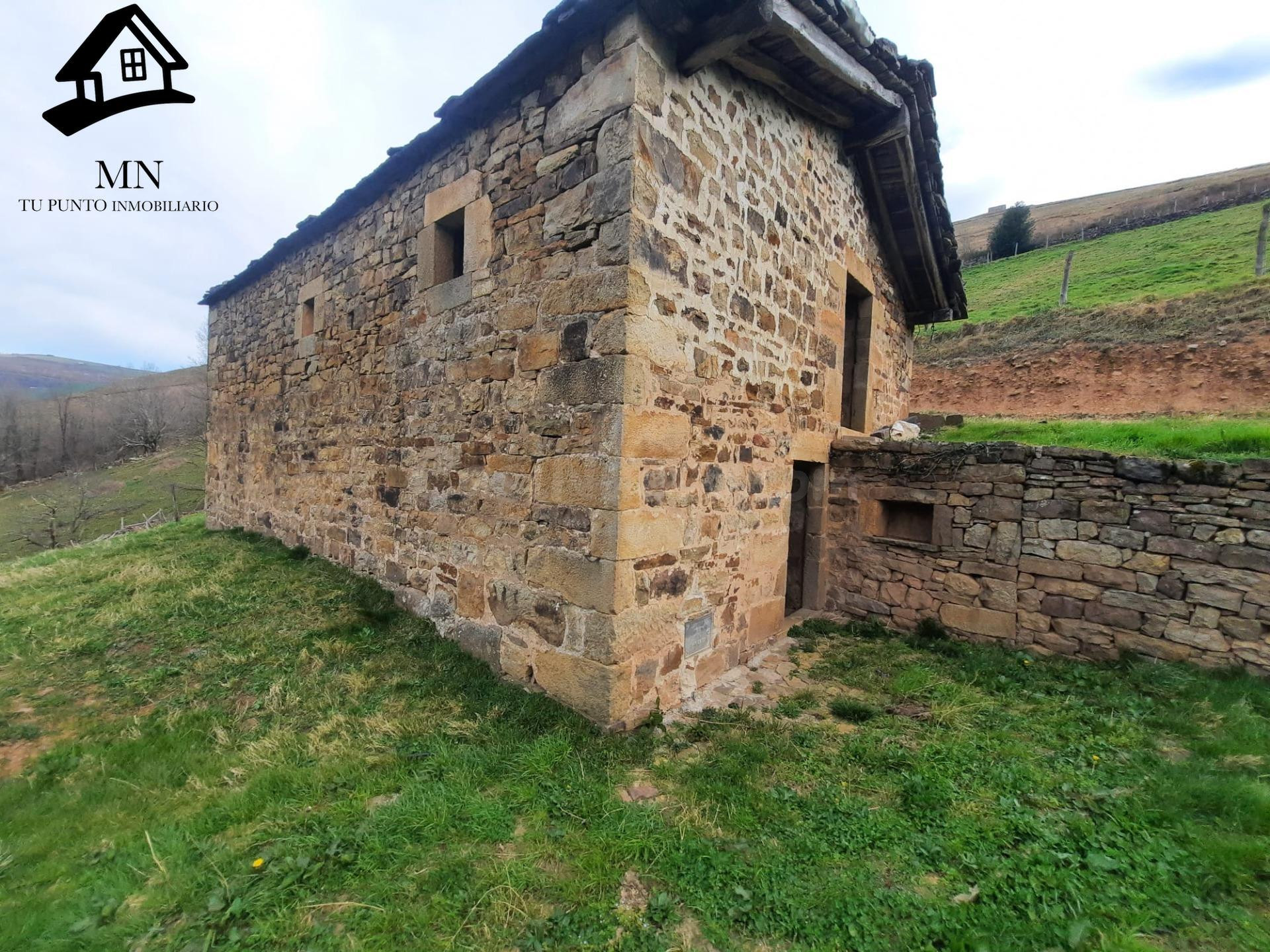 Auténtica Cabaña Pasiega en el Corazón de Vega de Pas: Un Refugio de Piedra y Agua