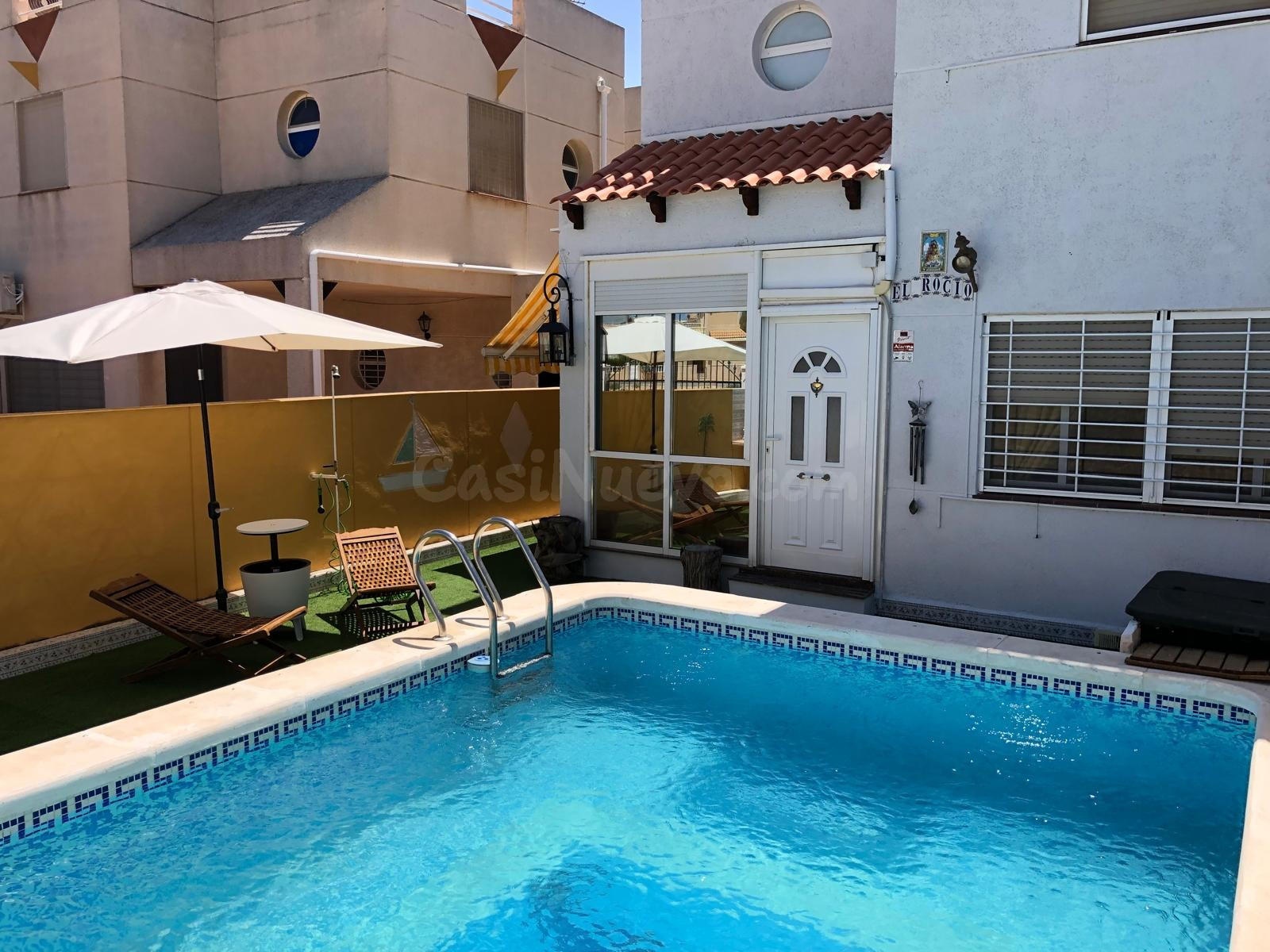 Chalet Adosado de Cuatro Dormitorios con Piscina Privada en Torrevieja.