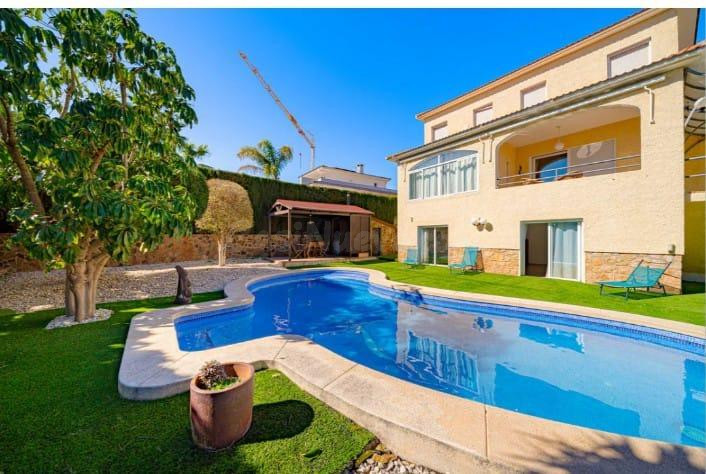 ESPECTACULAR VILLA DE LUJO INDEPENDIENTE EN LA NUCIA