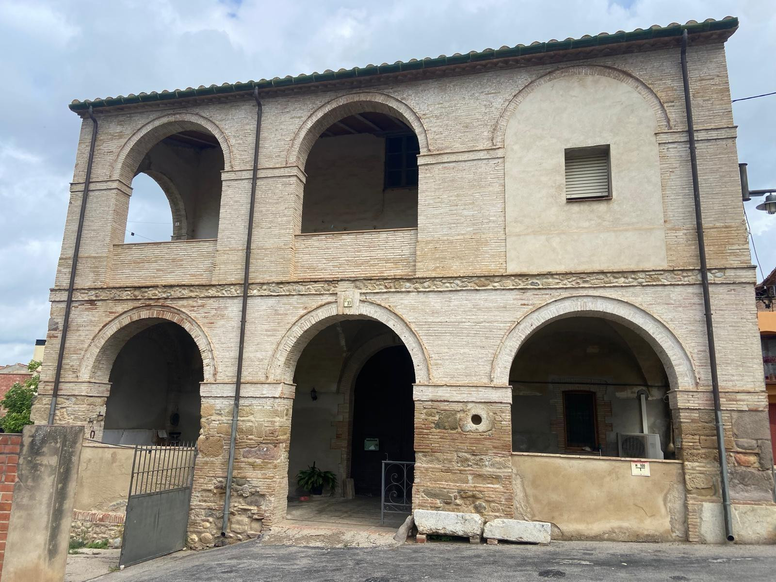 Descubre el Potencial de esta Gran Casa Familiar en Pontós