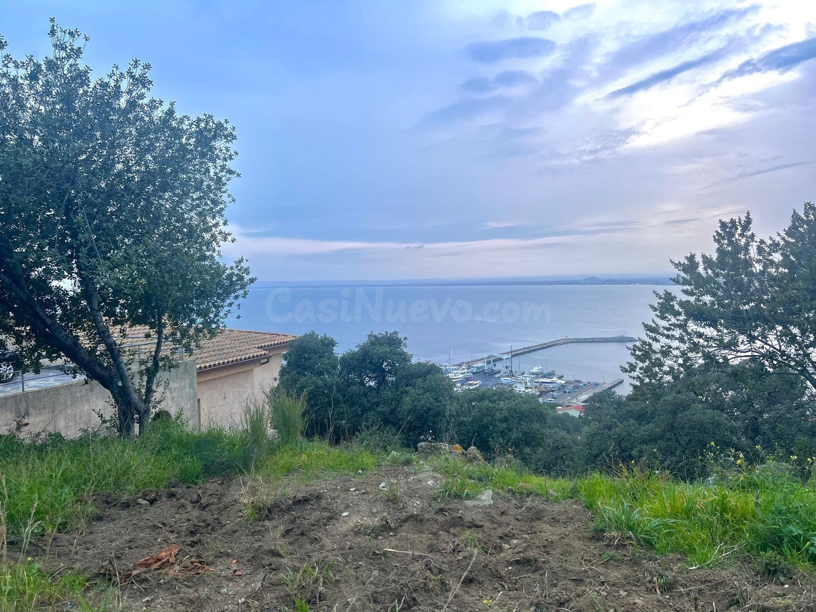 Terreno exclusivo de 800 m2 en Puig Rom con vistas panorámicas al mar, puerto y montaña