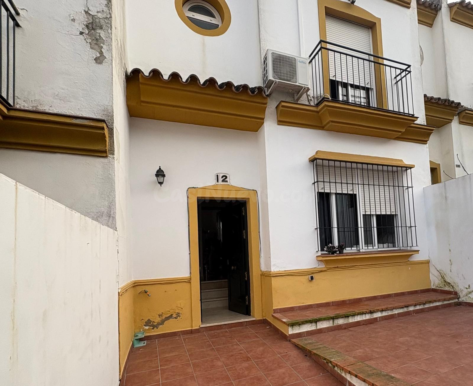Amplia y Luminosa Propiedad en Zona Tranquila con Posibilidad de Aparcamiento