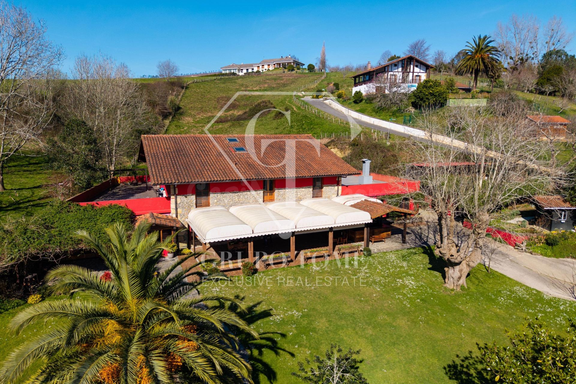 Caserío rehabilitado con restaurante en funcionamiento, vivienda y 19.000 m2 de terreno a 10 min de San Sebastián