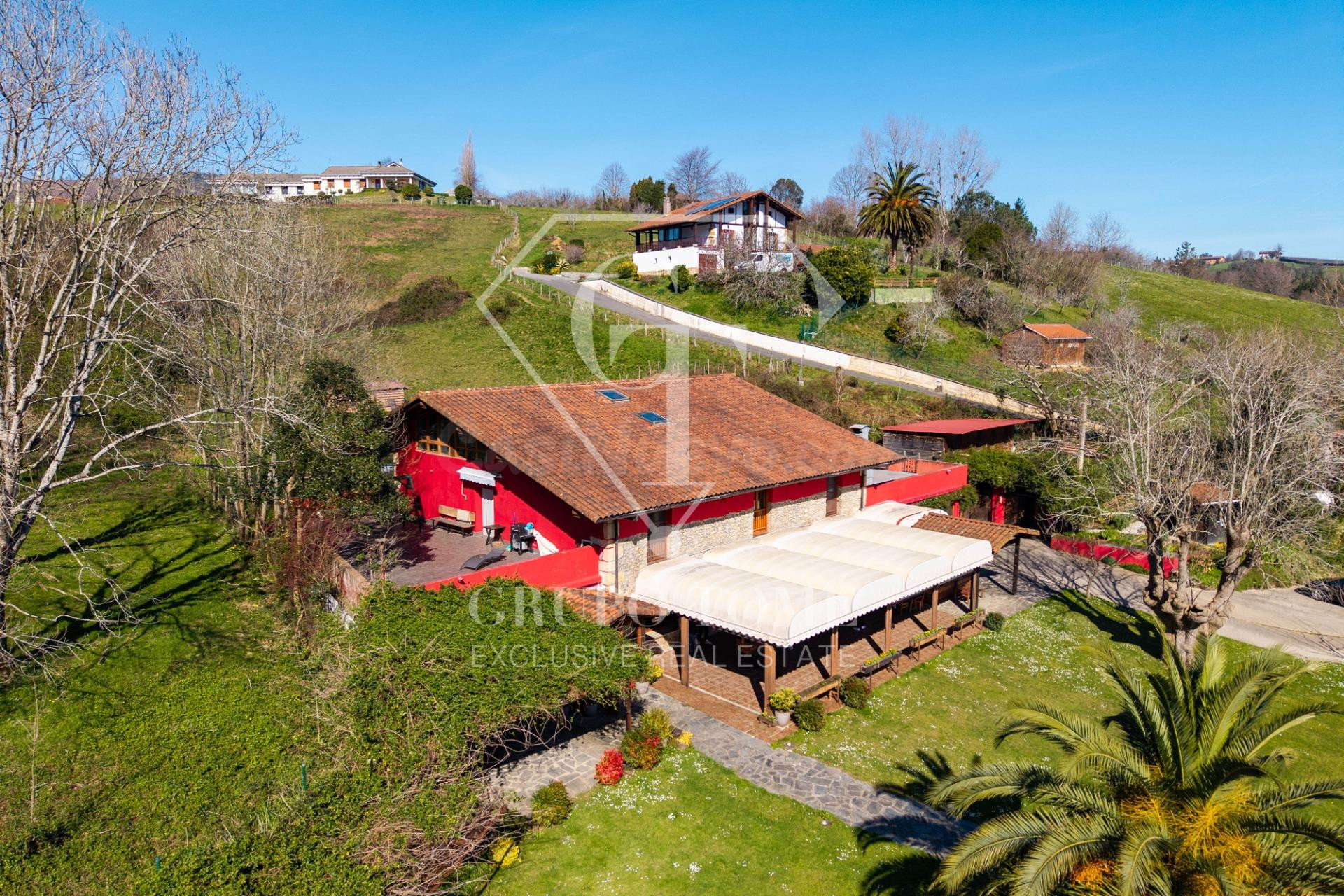 Caserío rehabilitado con restaurante en funcionamiento, vivienda y 19.000 m2 de terreno a 10 min de San Sebastián - foto 2