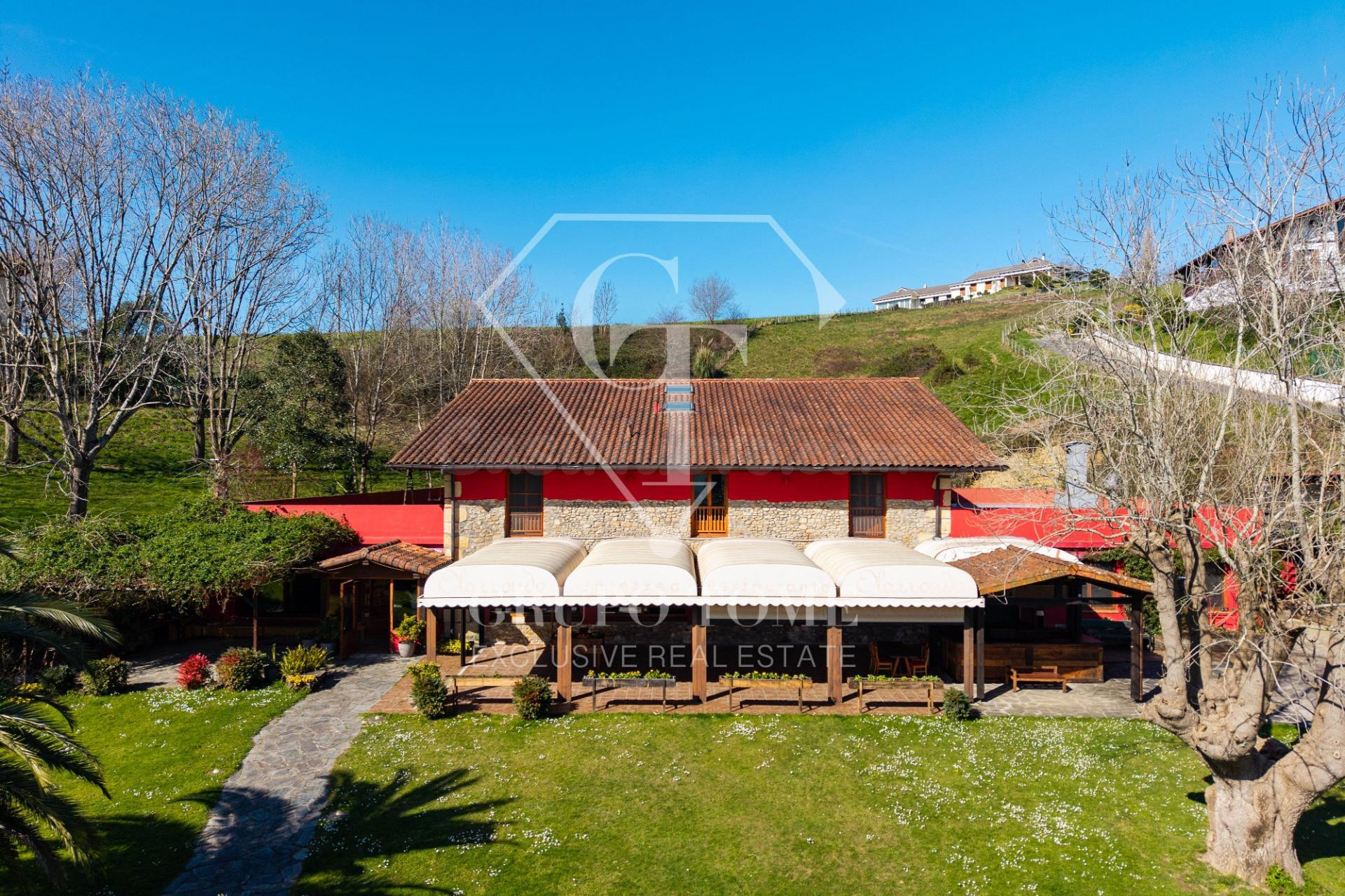 Caserío rehabilitado con restaurante en funcionamiento, vivienda y 19.000 m2 de terreno a 10 min de San Sebastián - foto 3