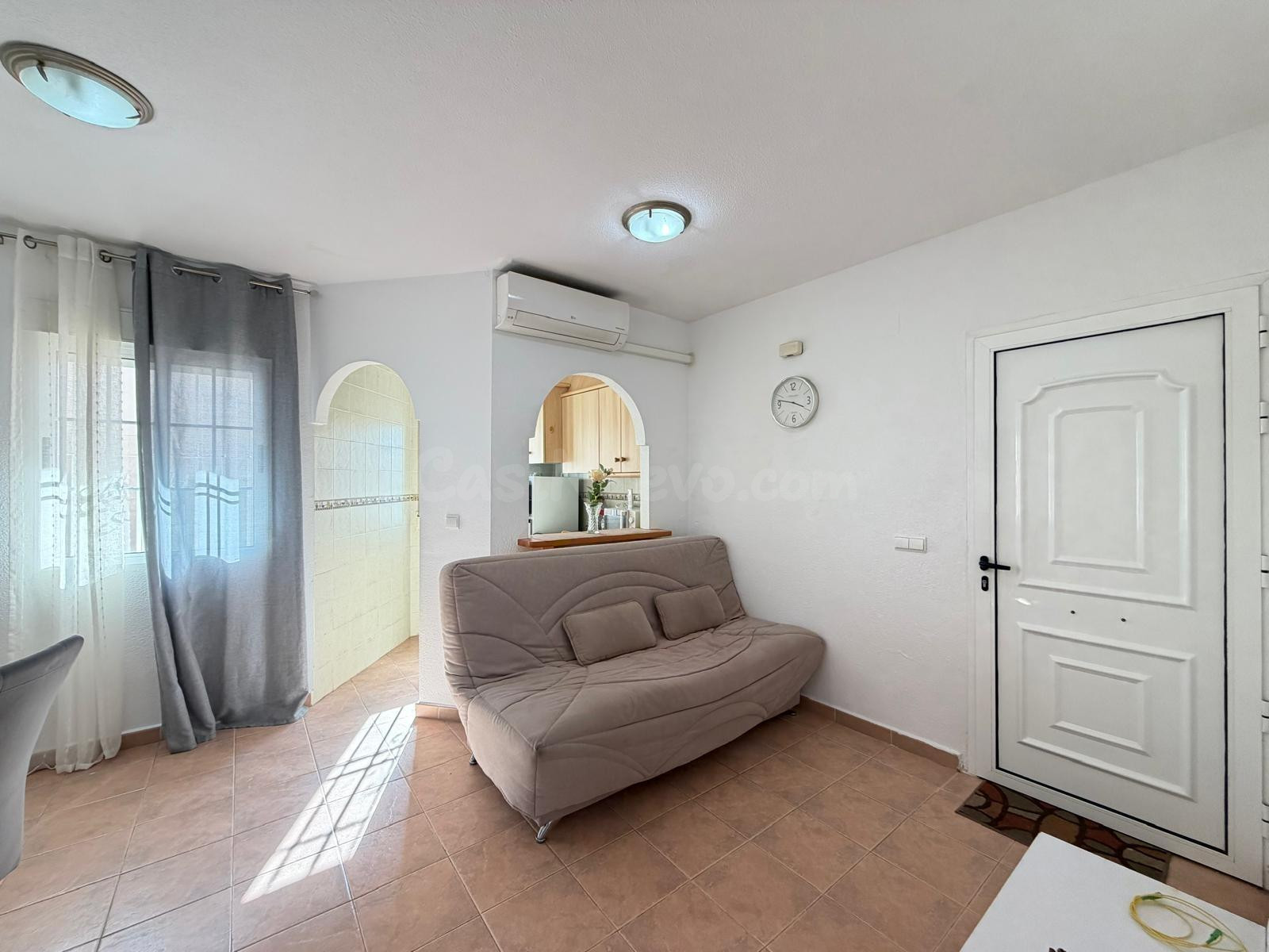 BUNGALOW EN TORREVIEJA EN PLANTA ALTA CON PISCINA COMÚN Y SOLARIUM PRIVADO DE 36 M2 EN 'AGUAS NUEVAS' - 2 DORM. - 1 BAÑO