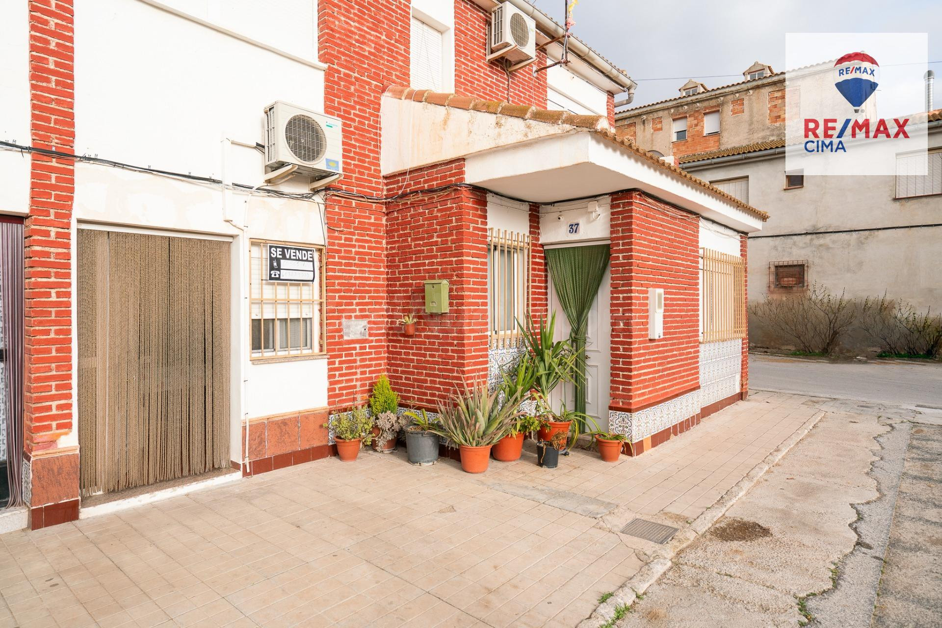 Casa con 5 dormitorios en venta en Zújar – Ideal para vivir y rentabilizar