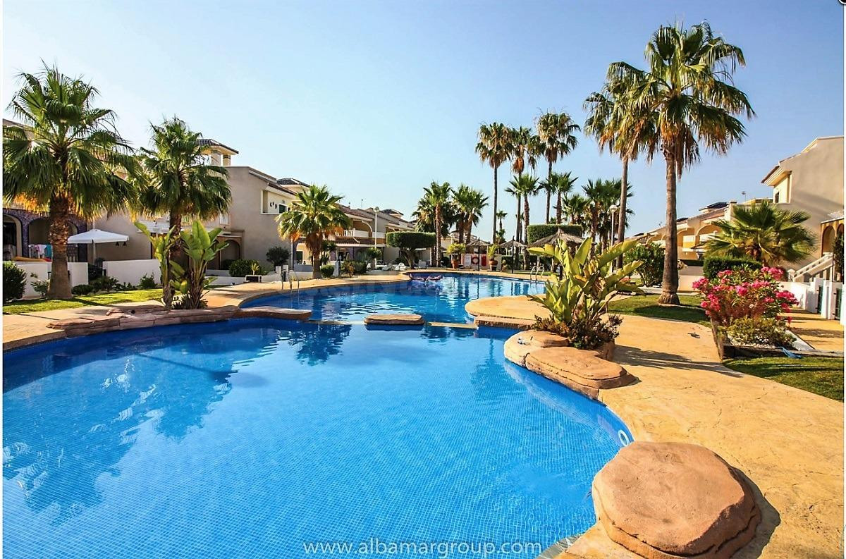 Apartamento en Albamar con 2 dormitorios y jardin