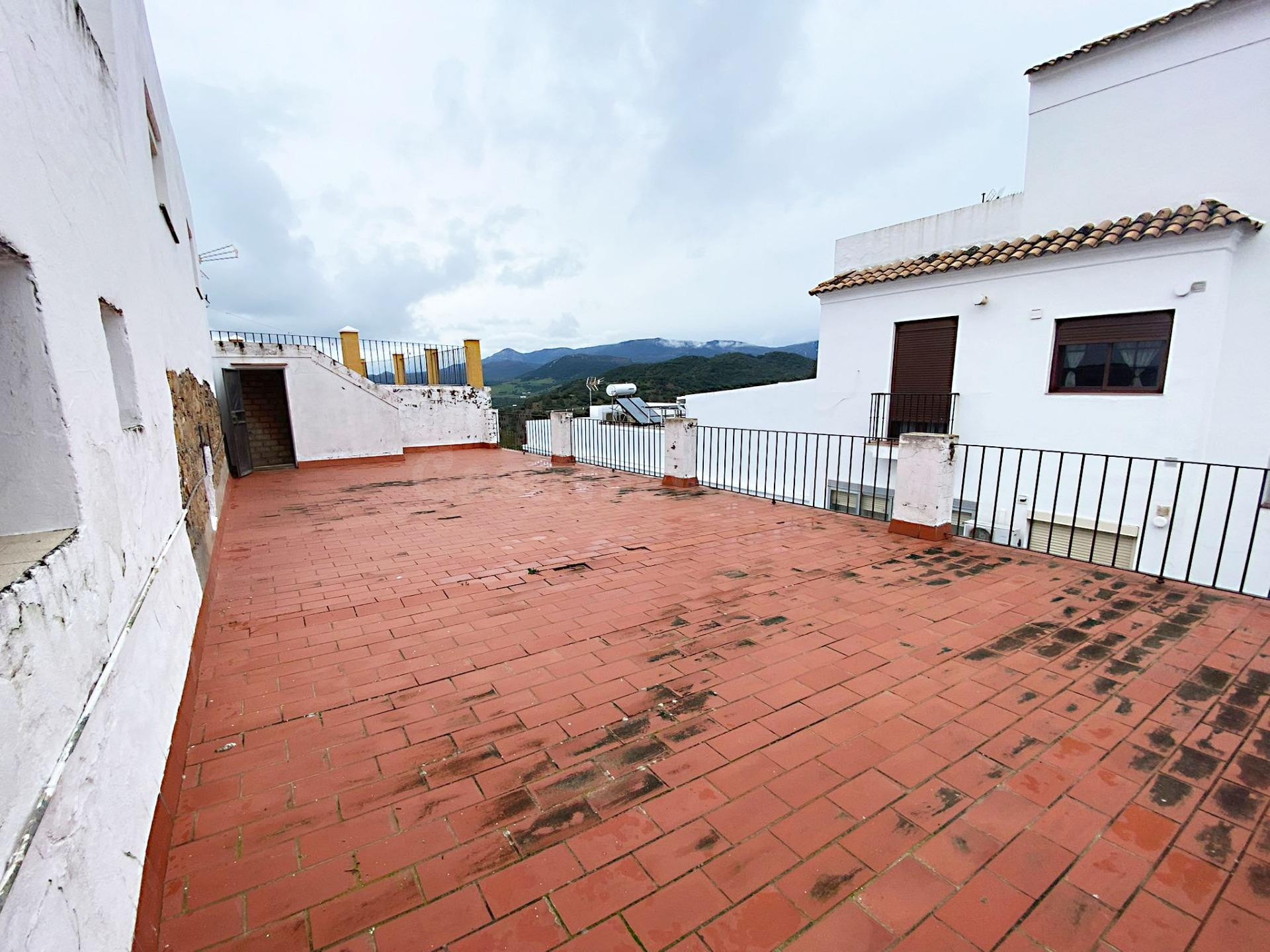 Amplio garaje con terraza en venta en Calle Nuestra Señora de los Santos – Alcalá de los Gazules