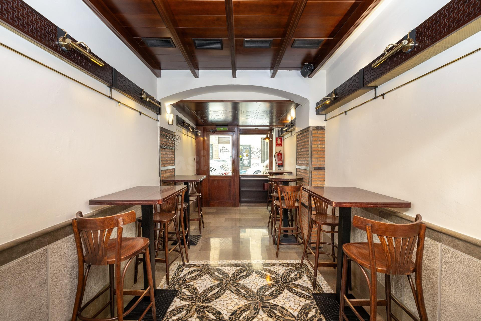 Oportunidad.  Local con licencia de Bar-Restaurante en zona de Triunfo y San Juan de Dios.