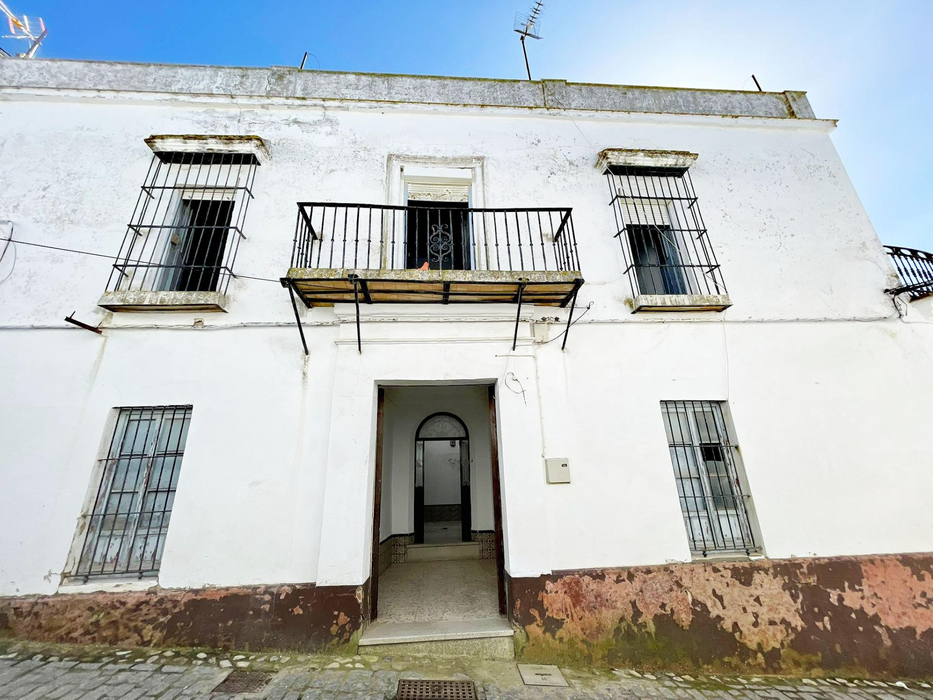 Gran casa con 17 habitaciones y amplio patio en pleno centro de Alcalá de los Gazules
