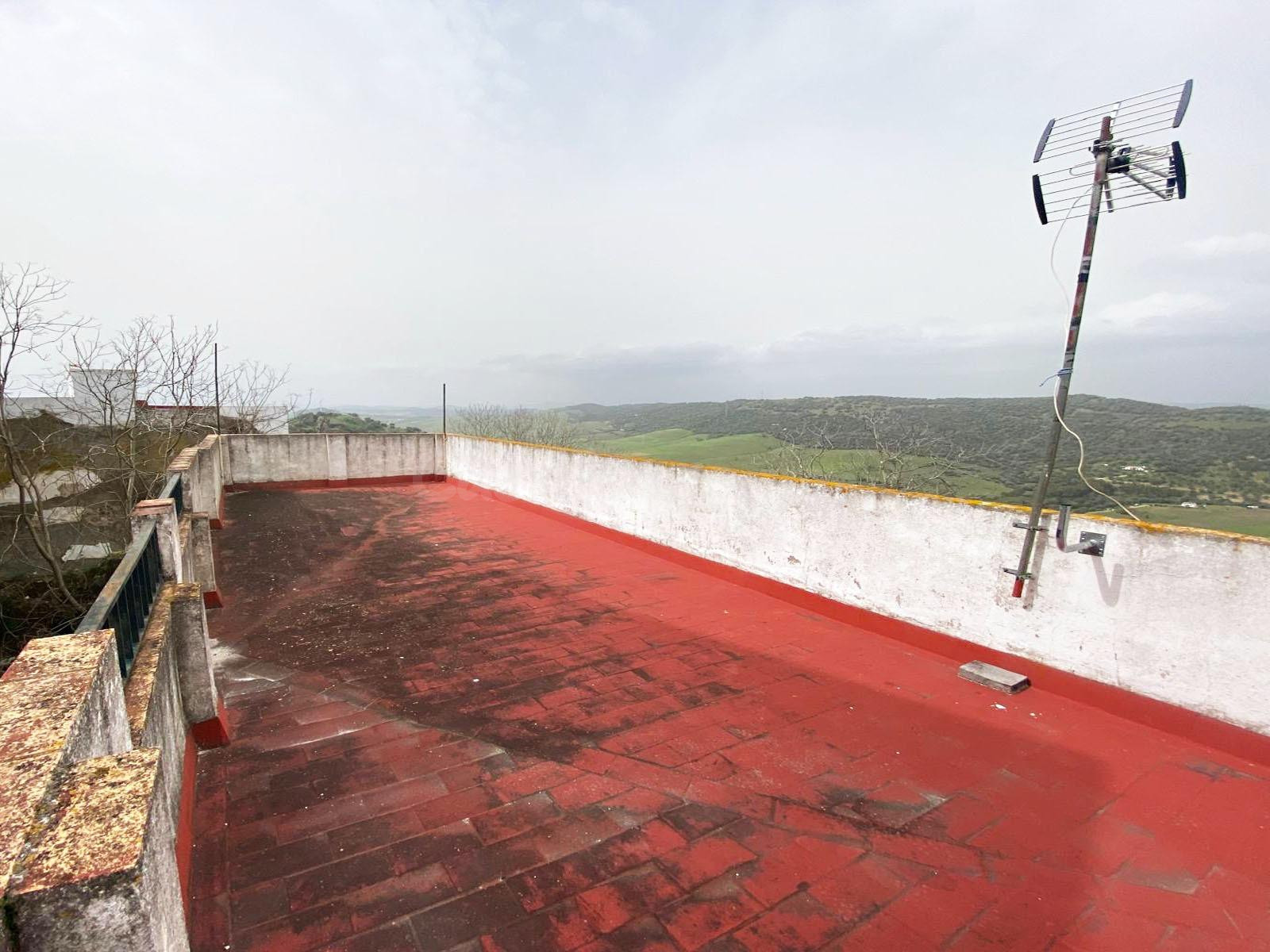 Vivienda luminosa con patio y amplias azoteas con vistas al campo en Paseo de San Juan – Alcalá de los Gazules