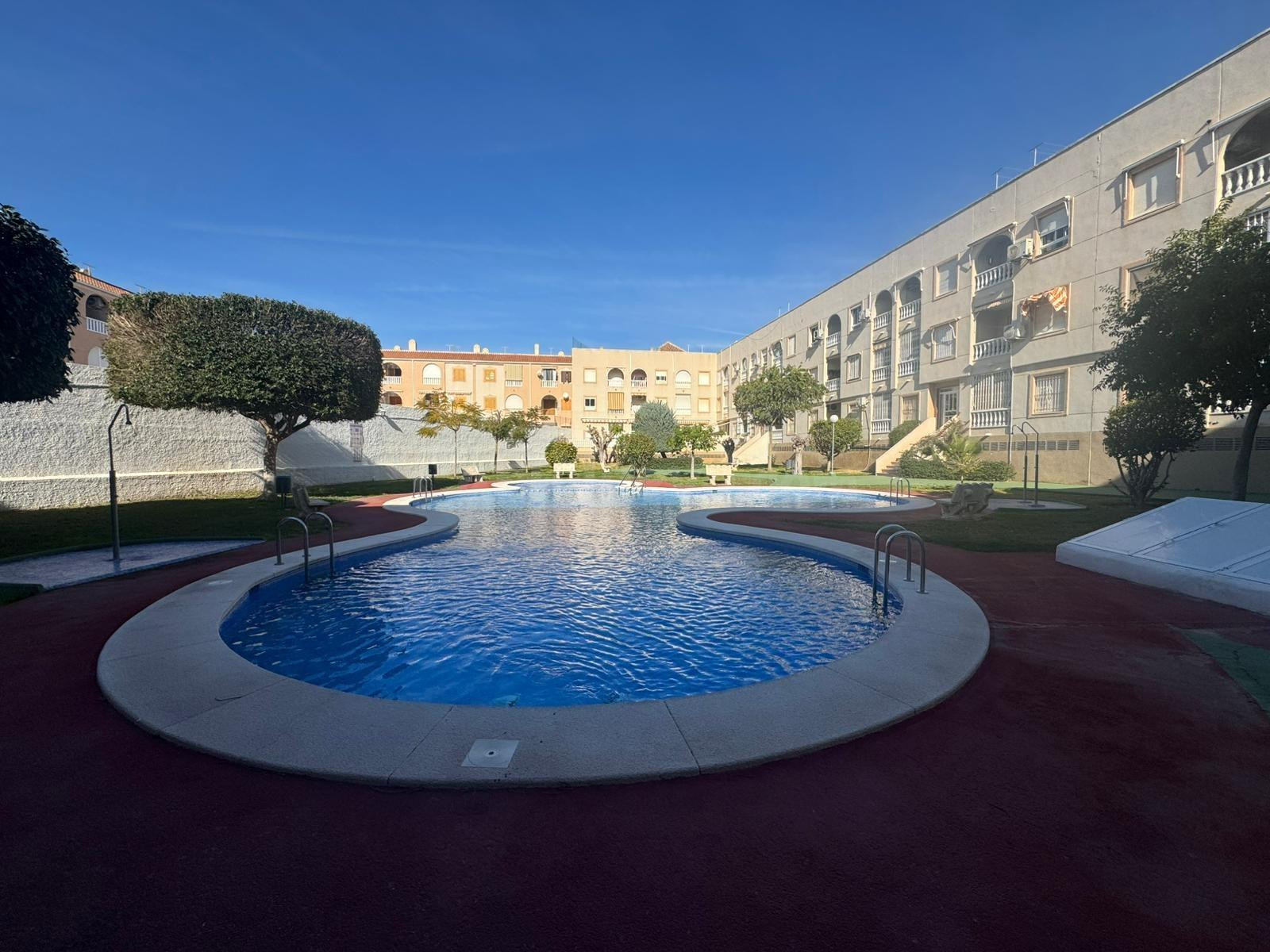 se vende el piso de 2 dormitorios en comunidad con piscina muy cerca de la playa Asequion en Torrevieja